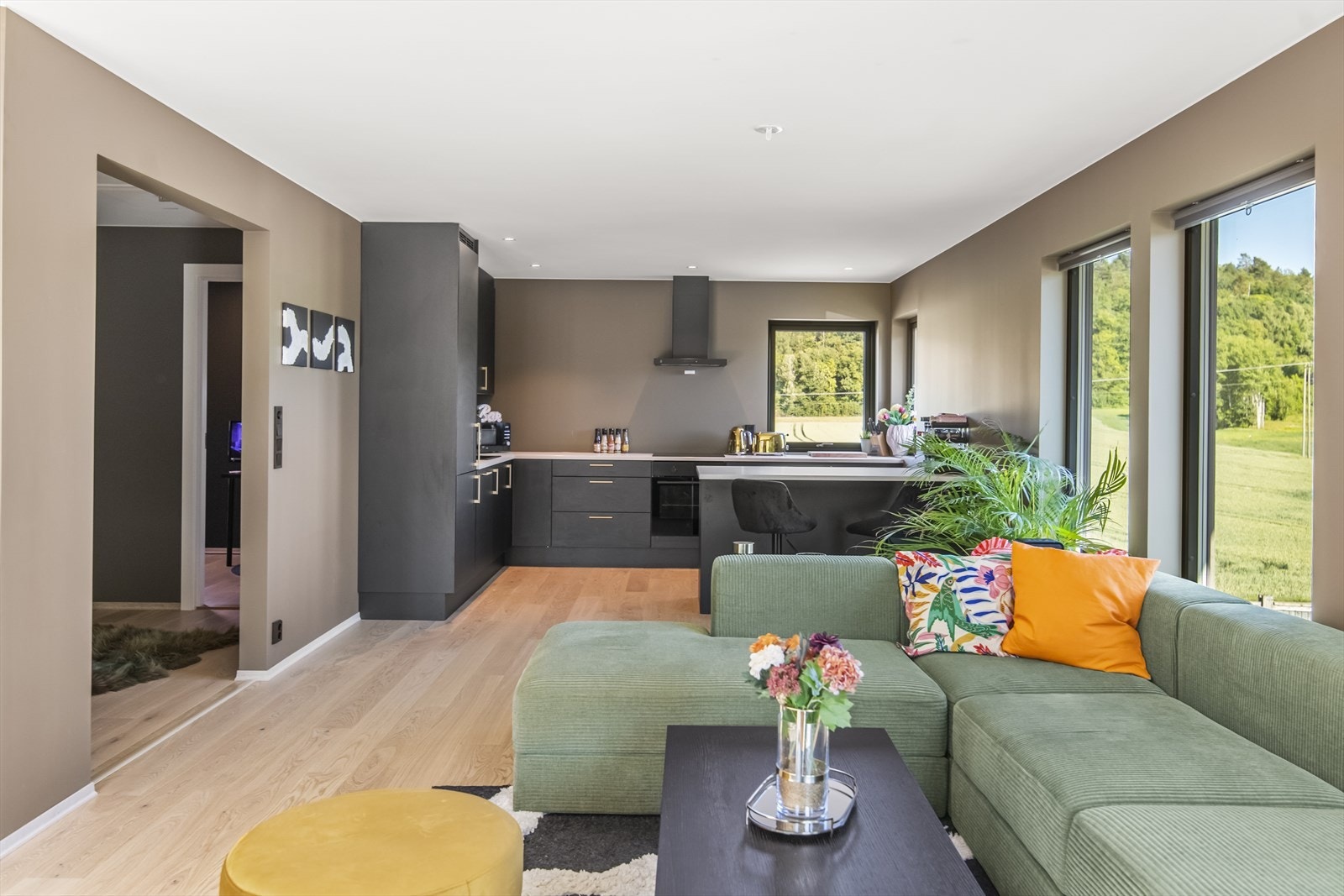 Stuen er stor og fin med en sosial dynamikk med god plass til sofaløsning med tilhørende møblement. Galleribilde