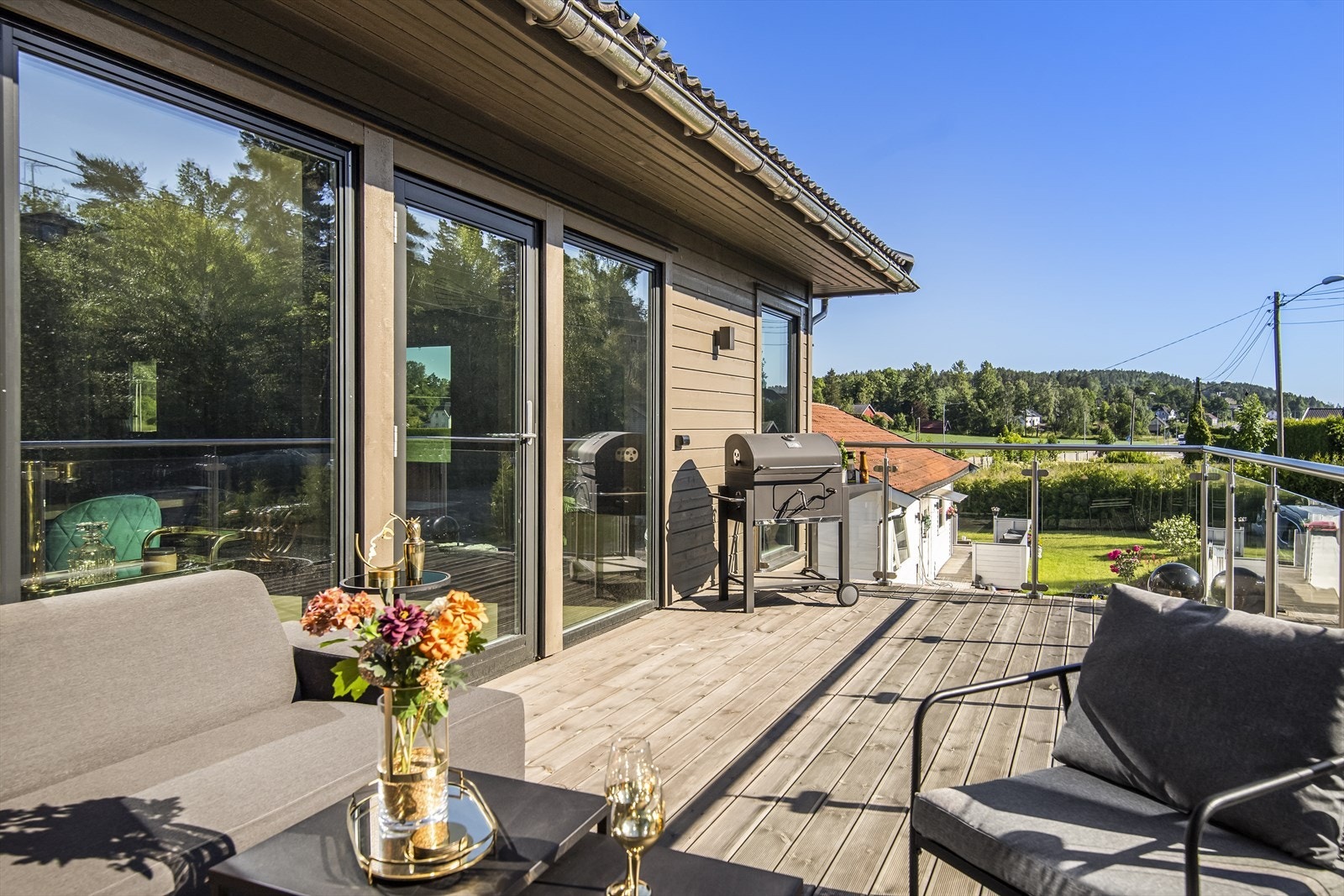 Solrik uteplass med god plass til møblement. Galleribilde