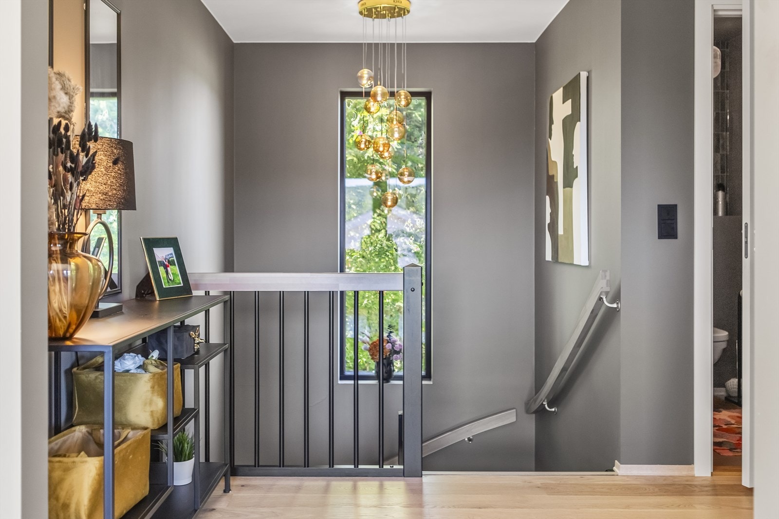 Her har du en flott gang som tar deg videre til stuen og de andre rommene i 2. etasje. Galleribilde