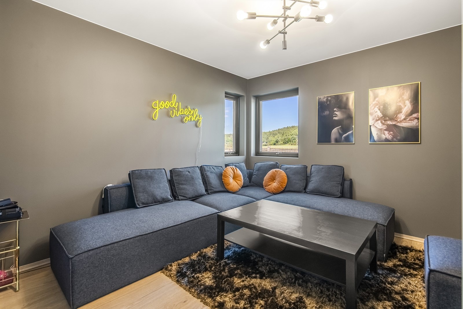 Her har du god plass til å bruke et soverom som kontor eller ekstra stue hvis ønskelig. Galleribilde