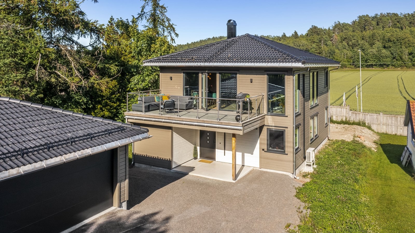 Boligen har nylig montert opp el-bil lader. Galleribilde