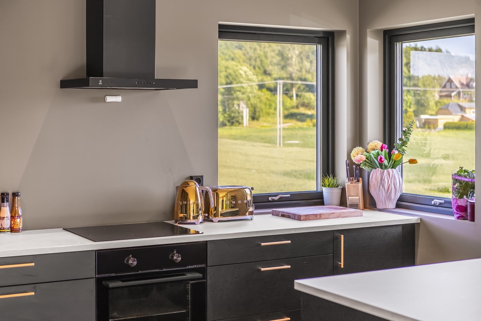 Laminat benkeplate. Integrert induksjonstopp, stekeovn, oppvaskmaskin og kjøl/fryseskap. Waterguard er montert i benkeskap, komfyrvakt er montert ved ventilator. Galleribilde