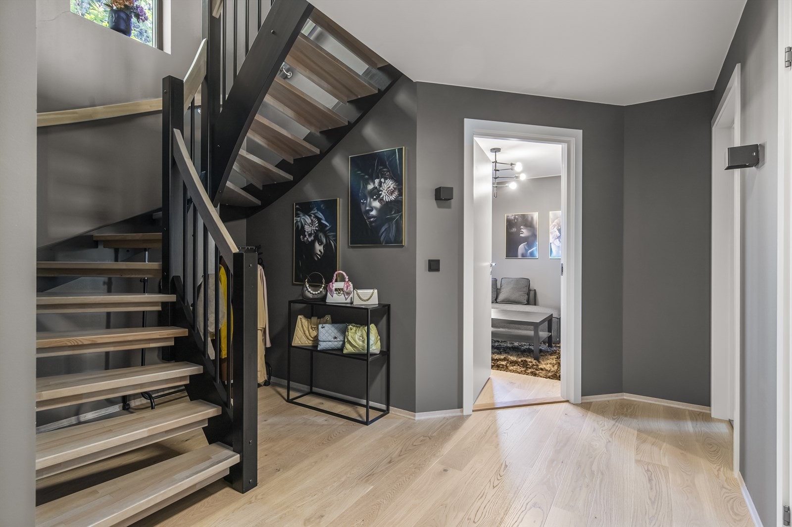 Fra entréen har du tilgang til fire soverom, samt bad og vaskerom. Galleribilde