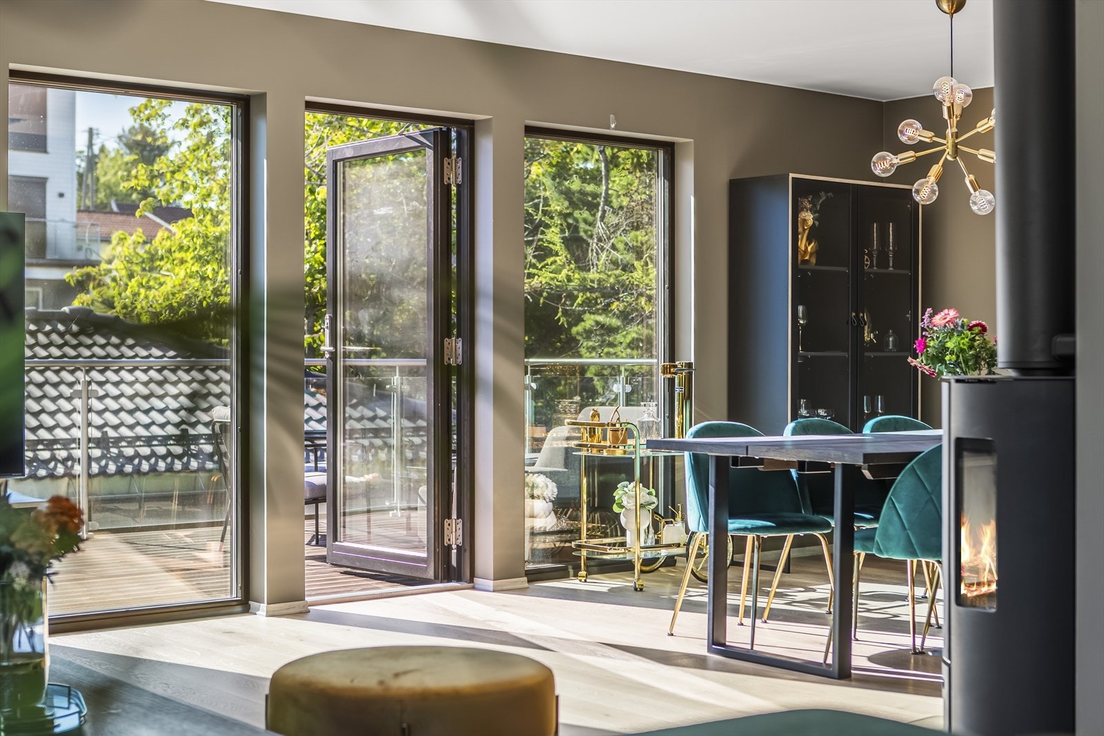 Fra stuen har du utgang til balkongen. Galleribilde