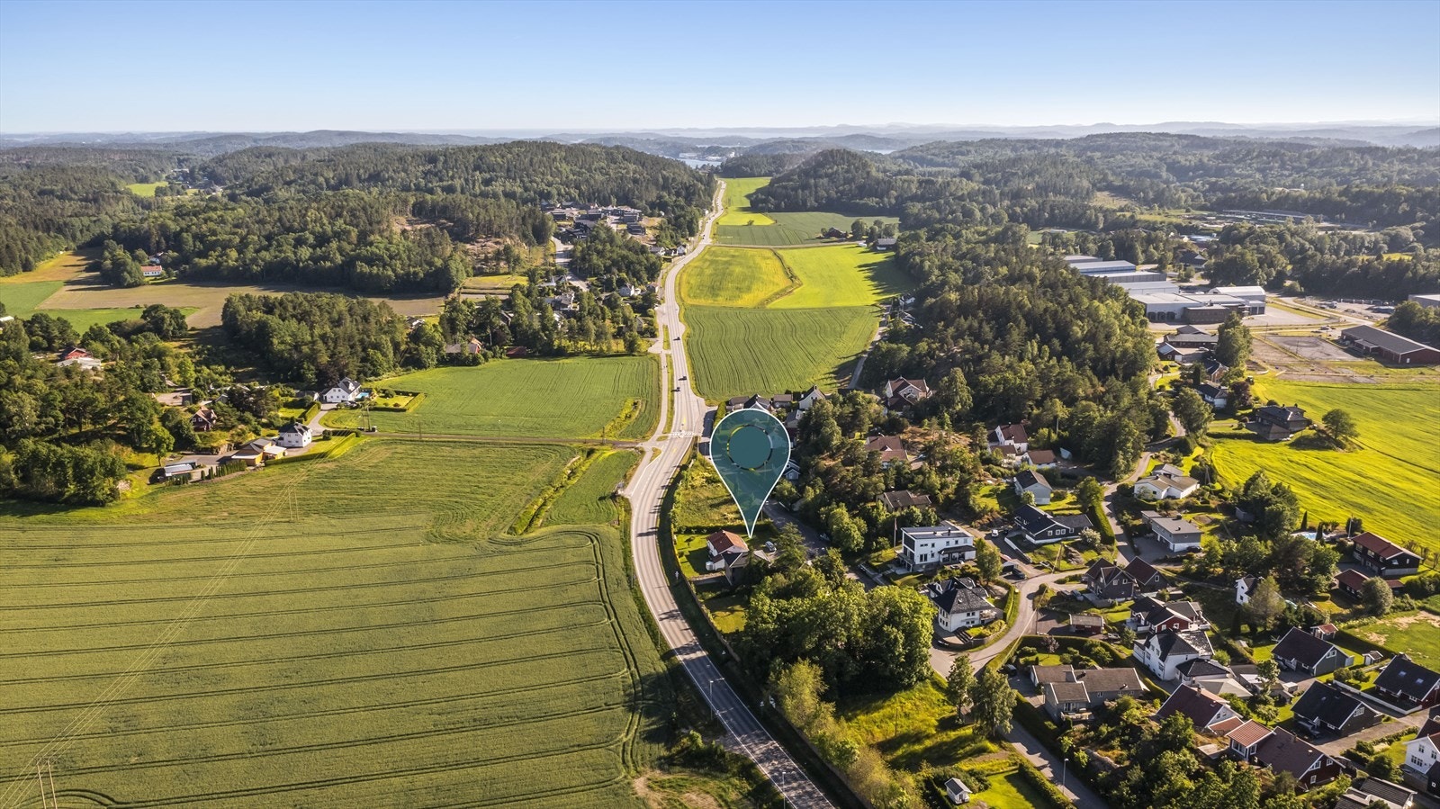 Det er ca. 8 km til Tønsberg med alle bymessige fasiliteter. Det er ellers kort vei til idrettshall, golfbane, ridesenter og treningssenter. Galleribilde