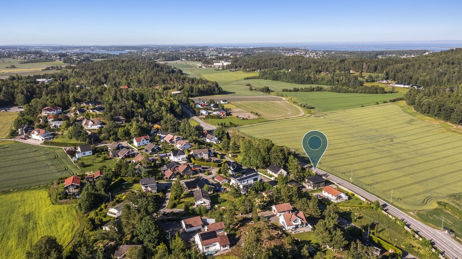Eneboligen ligger i landlige omgivelser på Skjerve. Området har nærhet til skoler, barnehager og offentlig Galleribilde