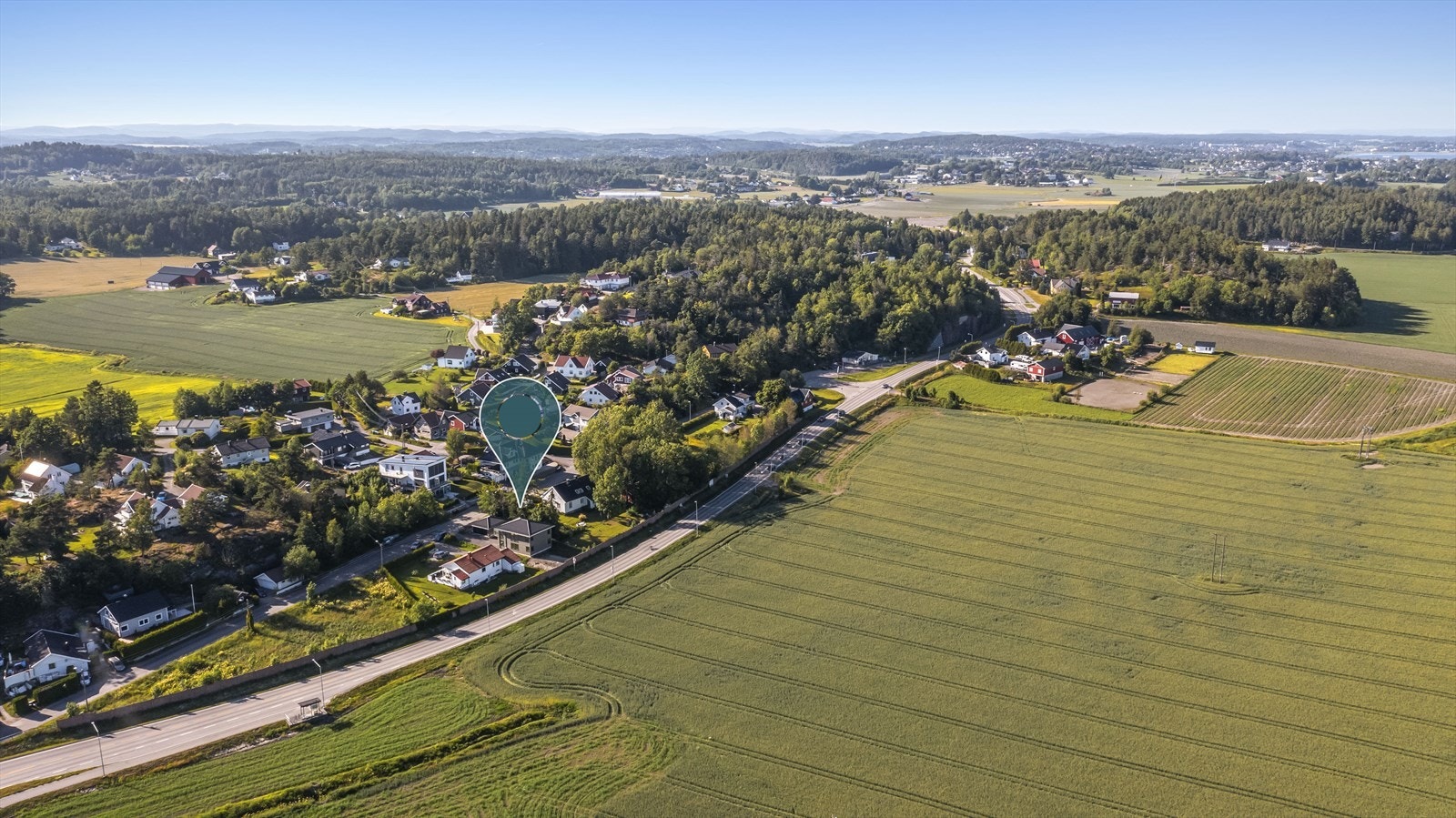 Borgheim ligger ca. 3 km unna med dagligvarebutikk, bakeri og frisør. Galleribilde