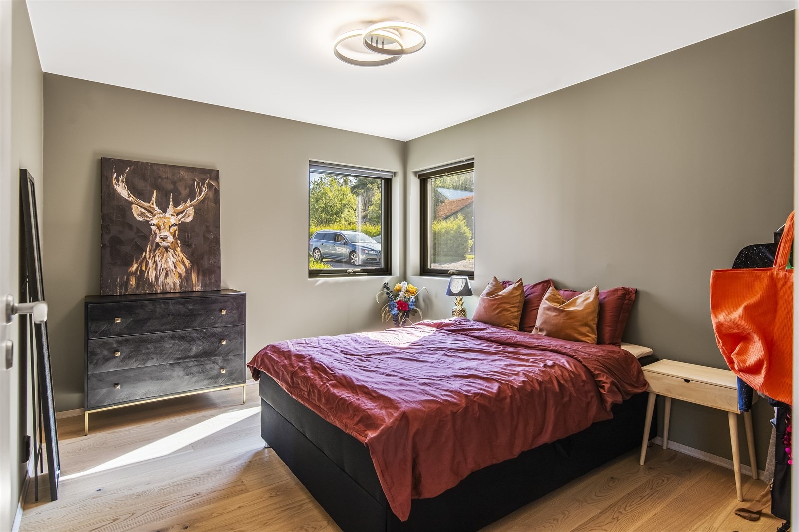 Alle soverommene er av god størrelse og har plass til dobbeltseng med tilhørende møblement. Galleribilde