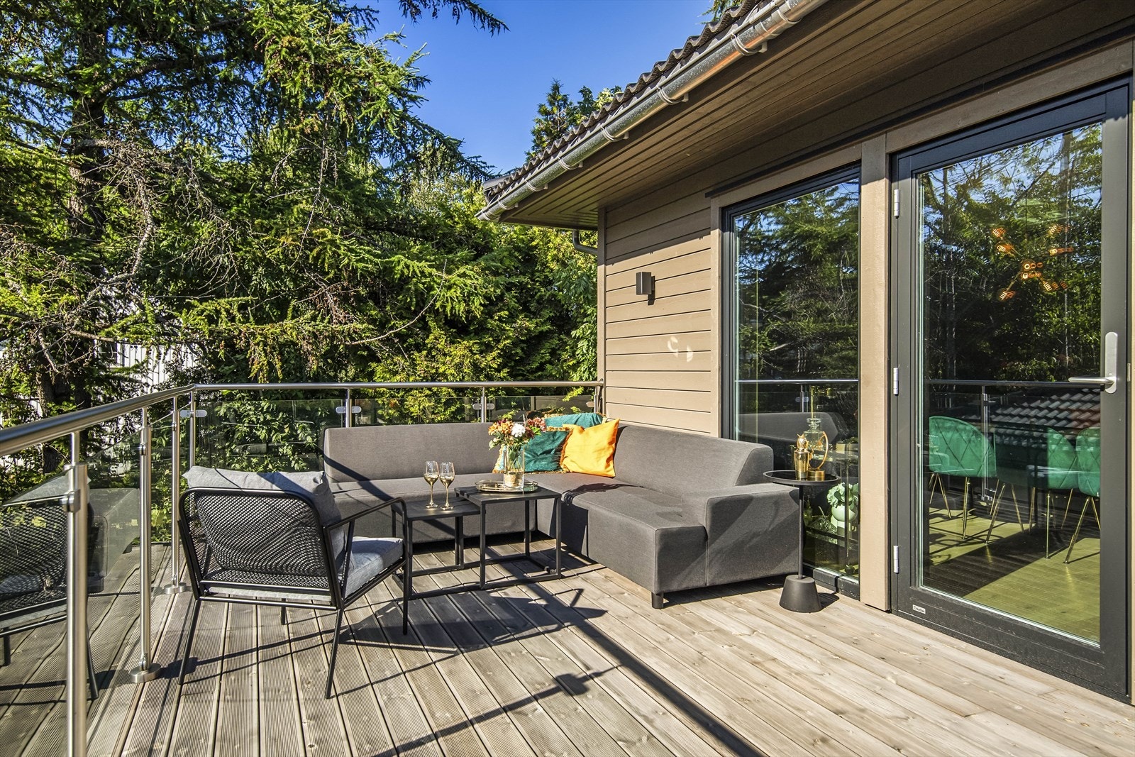 Boligen har en stor veranda hvor du kan nyte fine sommerdager. Galleribilde