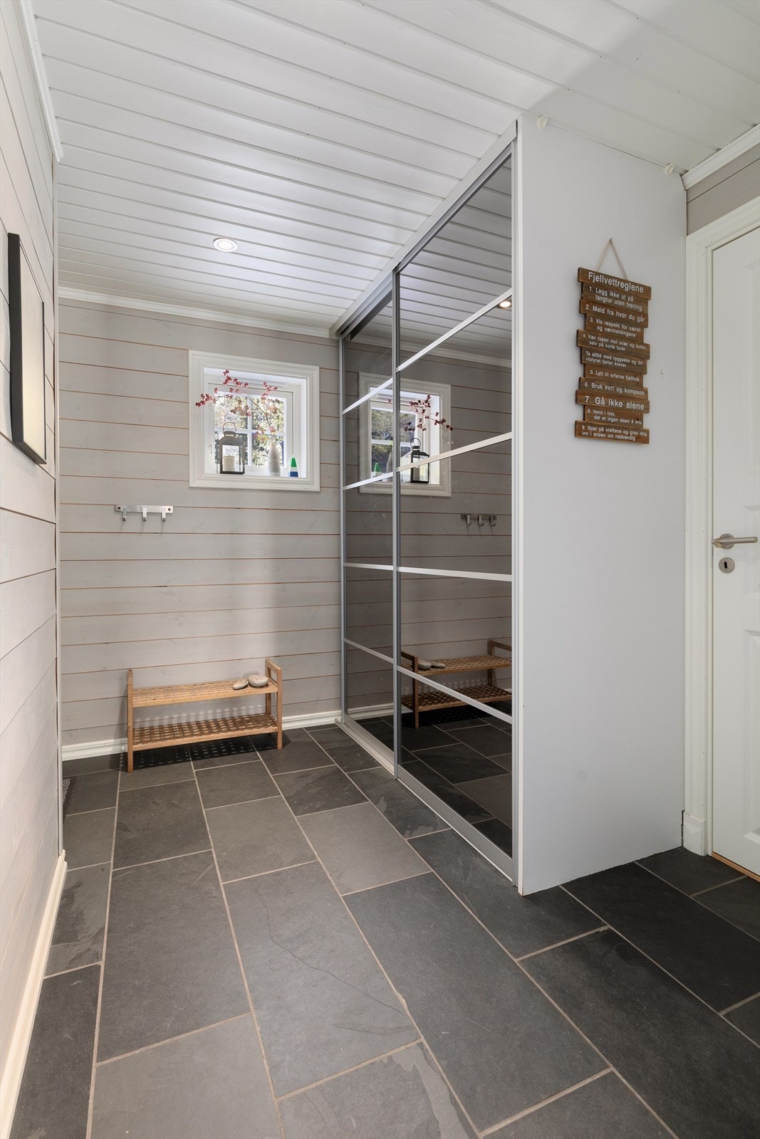 Romslig entré med flislagt gulv med varme. God plass til skyvedørsgarderobe. Praktisk bod i tilknytning entré for ytterligere lagringsplass Galleribilde