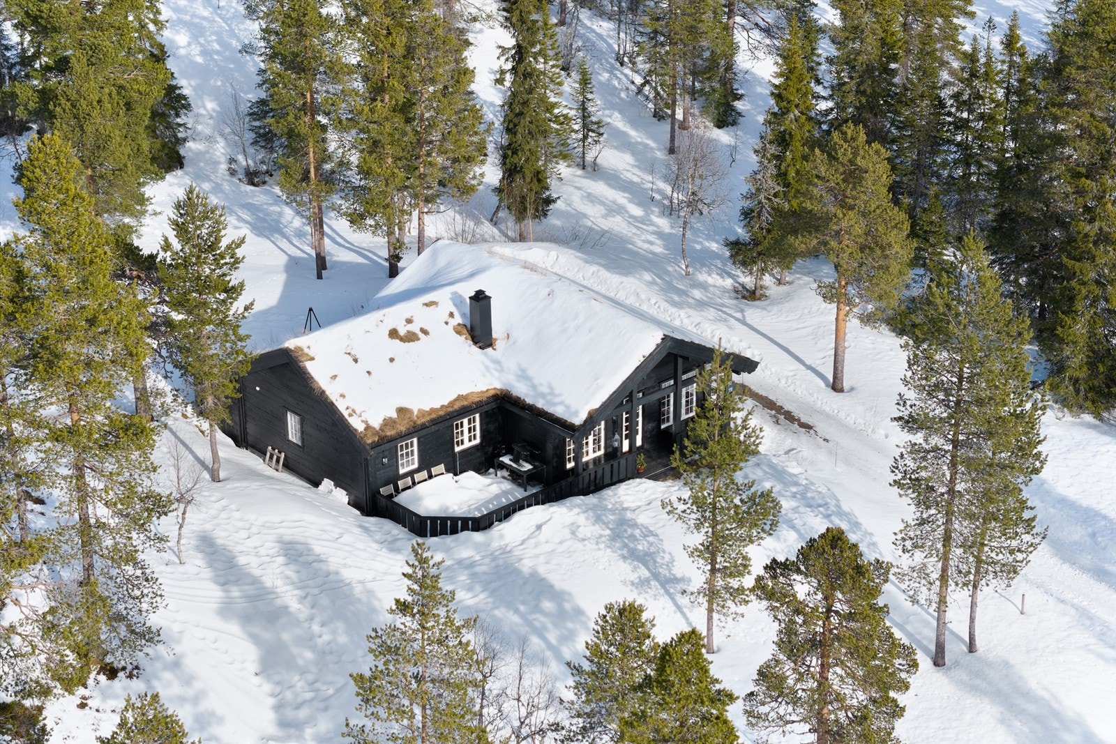 Hytta ligger fint til i terrenget og har gode parkeringsmuligheter på tomten Galleribilde