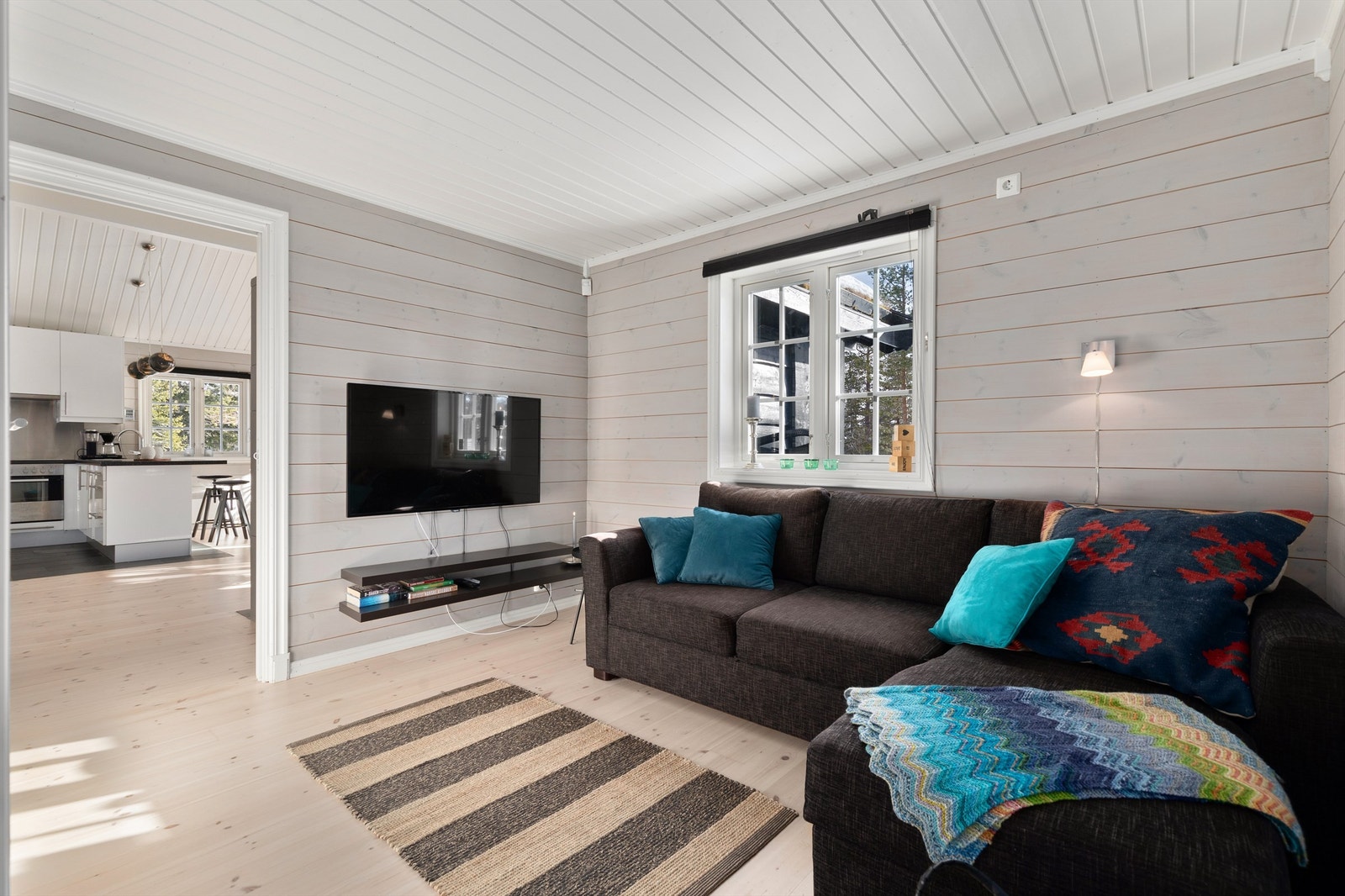 Ekstra tv-stue hvor man kan trekke seg tilbake om ønskelig. Perfekt for barna/ungdommen eller dersom man har behov for ekstra soveplasser Galleribilde