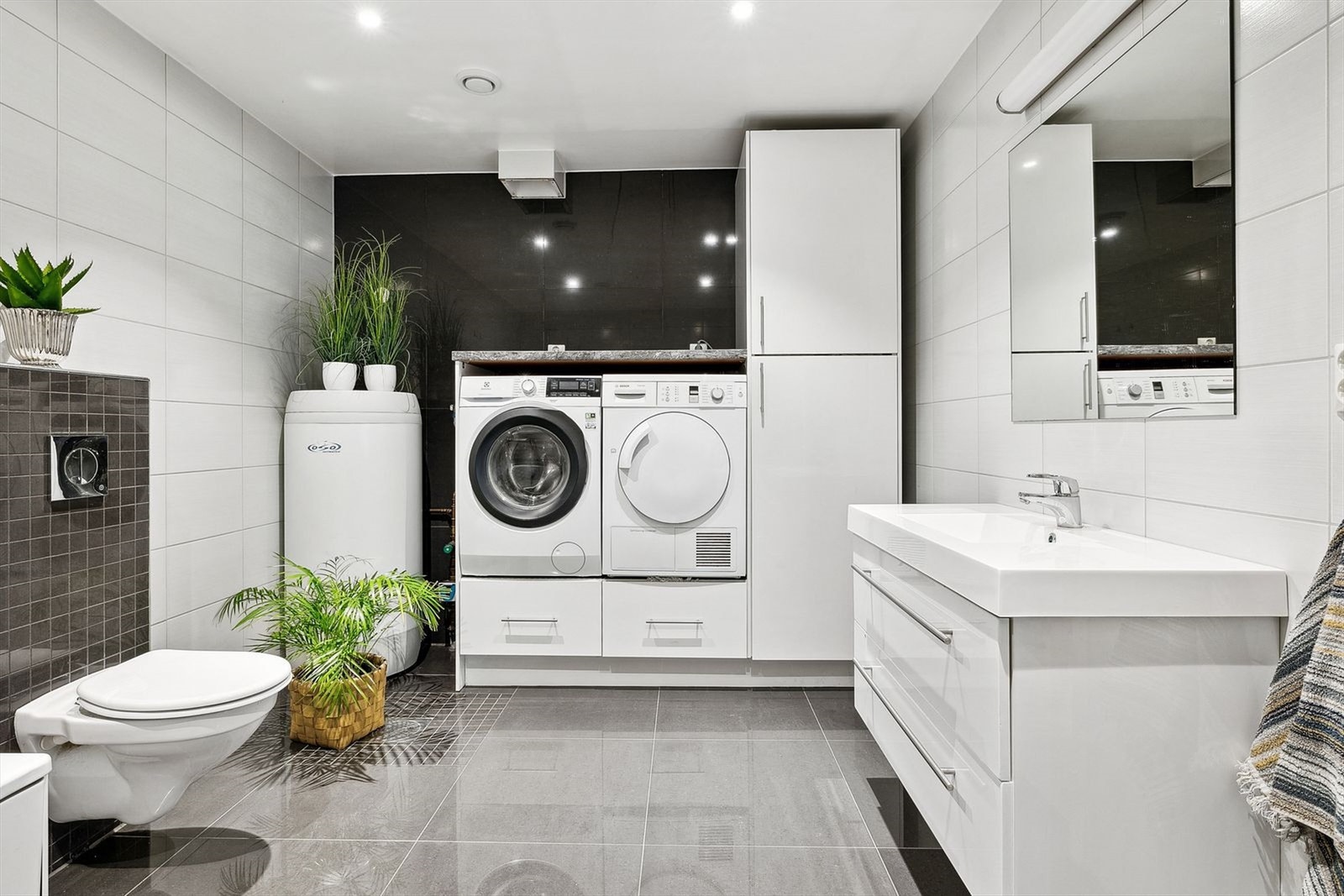 Bad/vaskerom i u.etg. Rommet er stort, med pene fliser og badekar. Varme i gulvene. Galleribilde