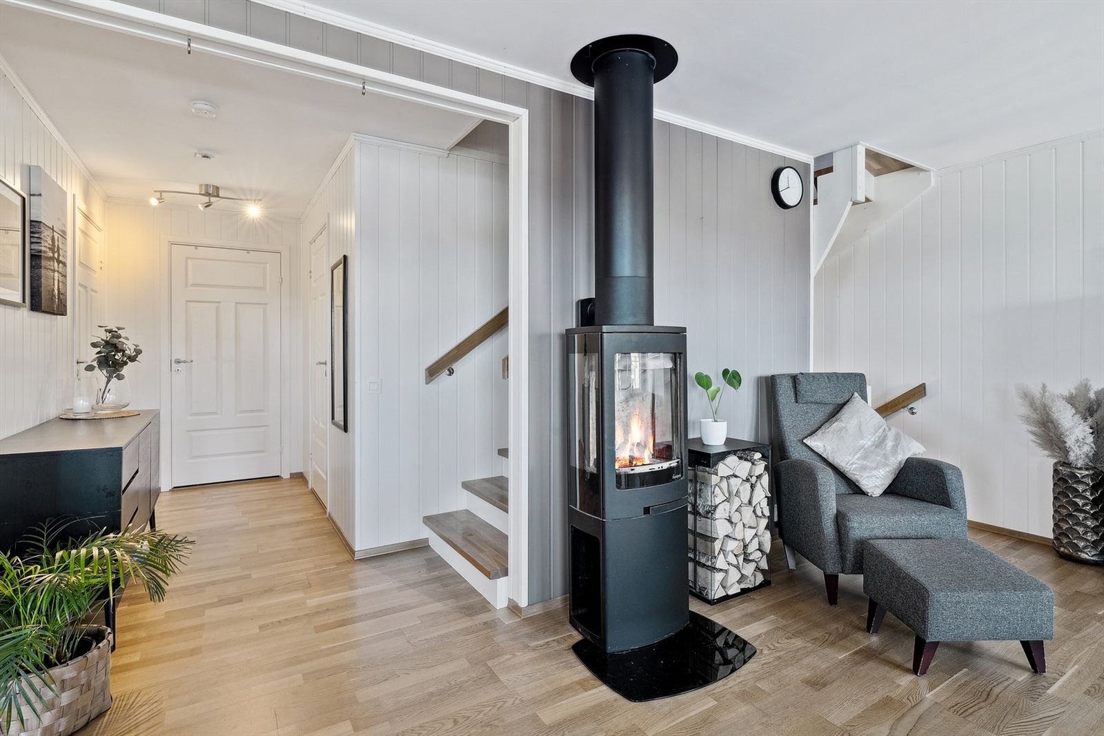 Boligens 1.etg. innehar bad, soverom, bod og en åpen stue/kjøkkenløsning. I hjertet av stuen finner du en vedovn som byr på god varme og en hyggelig atmosfære. Galleribilde