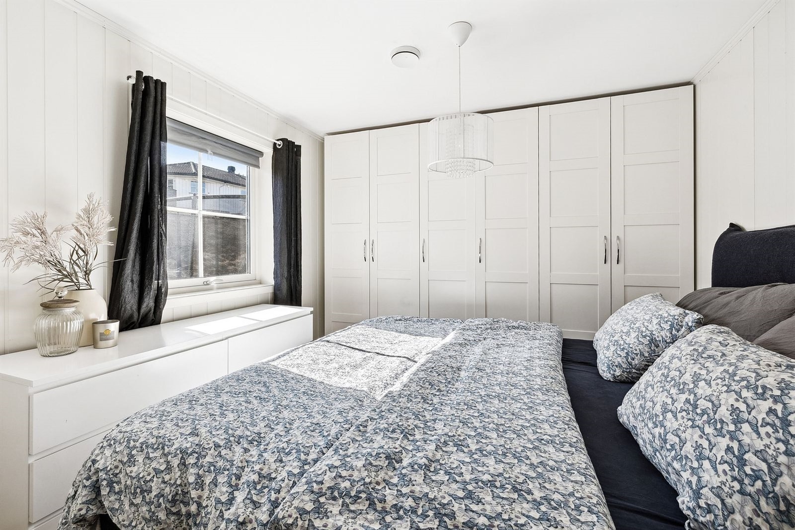 Soverom 3 i 1.etg. Gode oppbevaringsmuligheter i garderober. Galleribilde