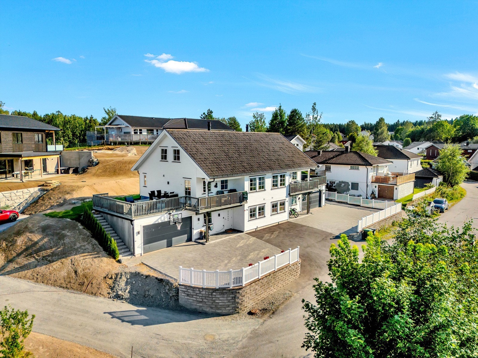 Velkommen til denne familievennlige boligen med populær beliggenhet på Råholt! Galleribilde