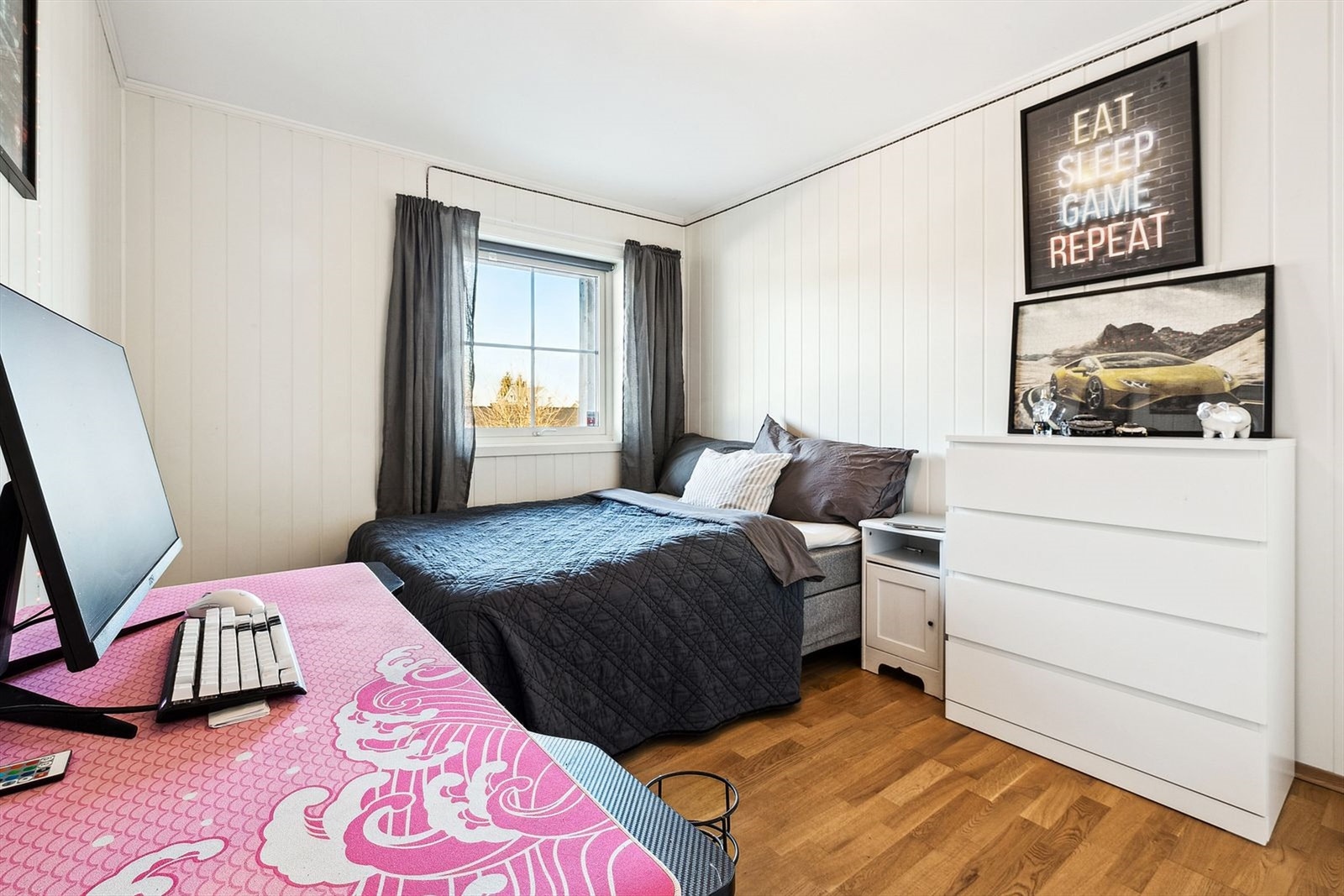 Soverom 1 i u.etg. Rommet er av god størrelse og med gode garderobeløsninger. Galleribilde