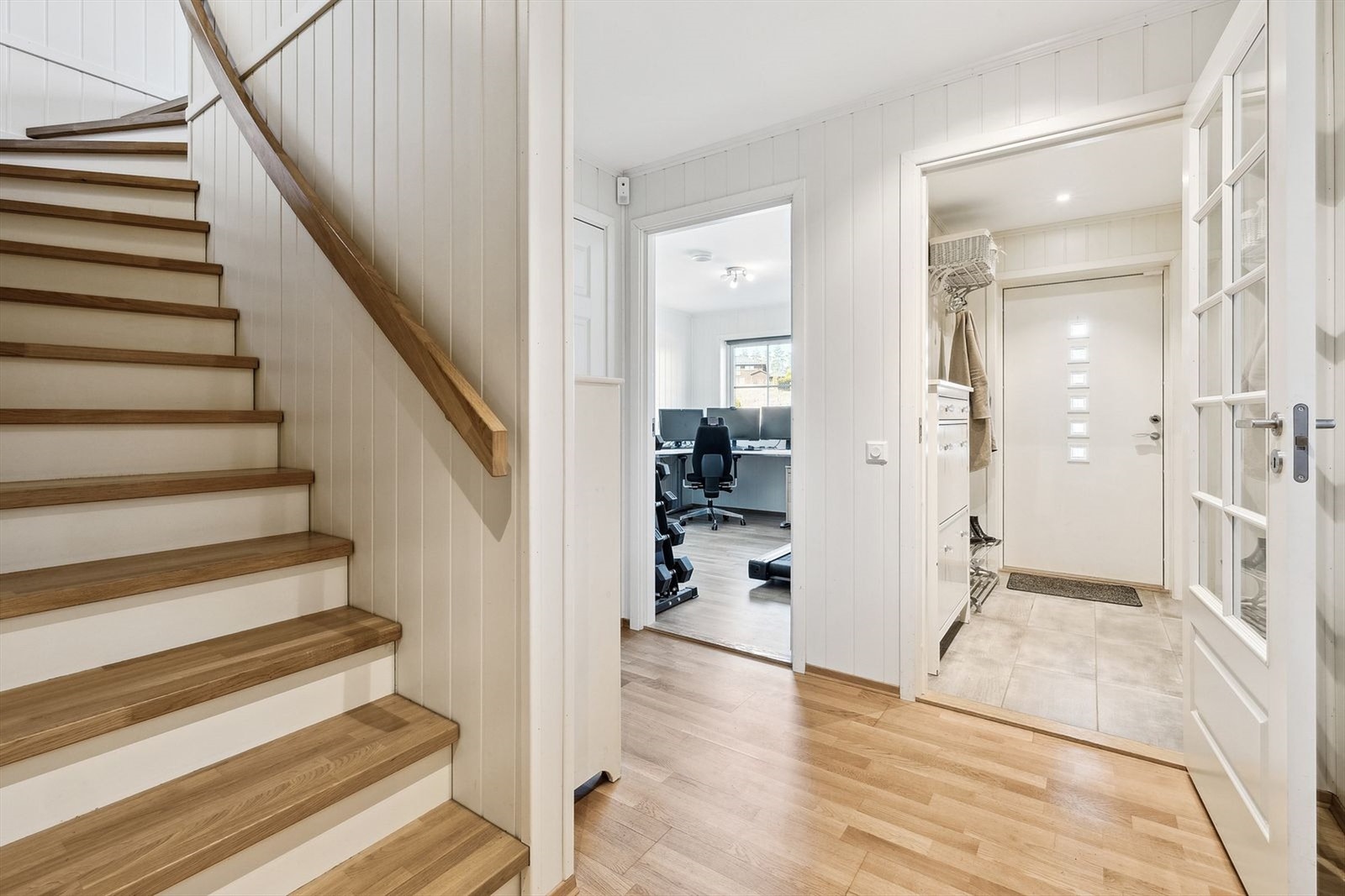 Velkommen inn! Boligen ønsker velkommen inn i en lys, flislagt entre med varme i gulvene. u.etg. innehar to soverom, bad/vaskerom, en praktisk bod og en kjellerstue. Galleribilde