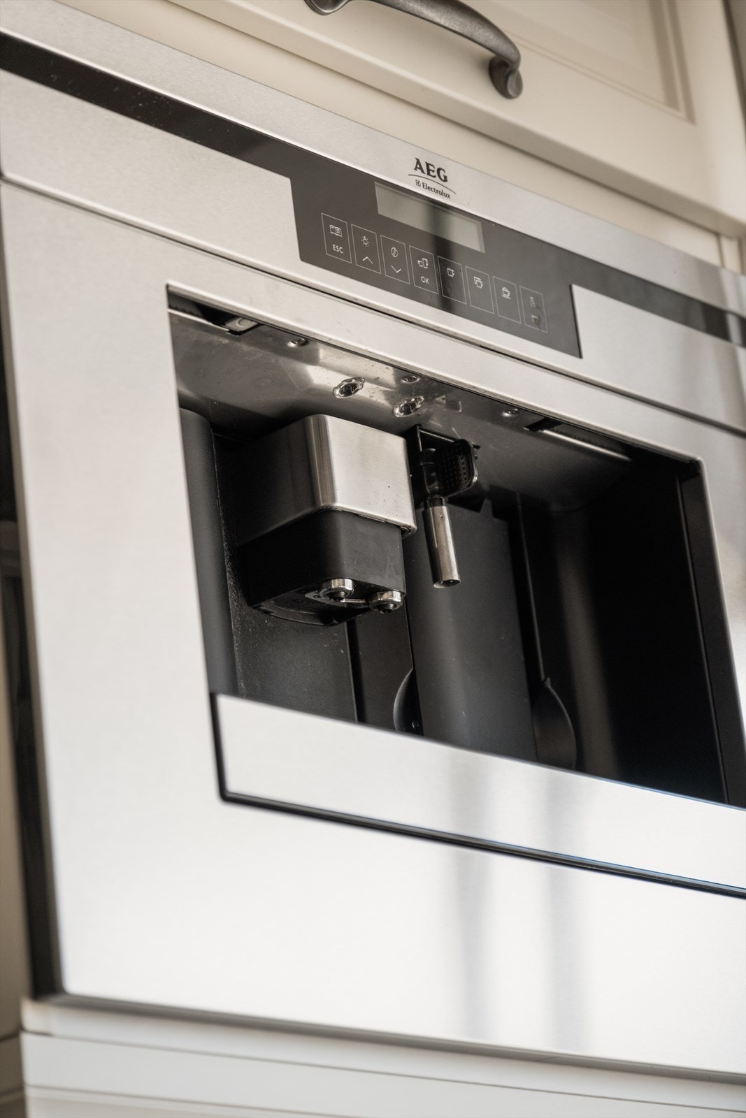 AEG kaffemaskin integrert i kjøkkeninnredning Galleribilde