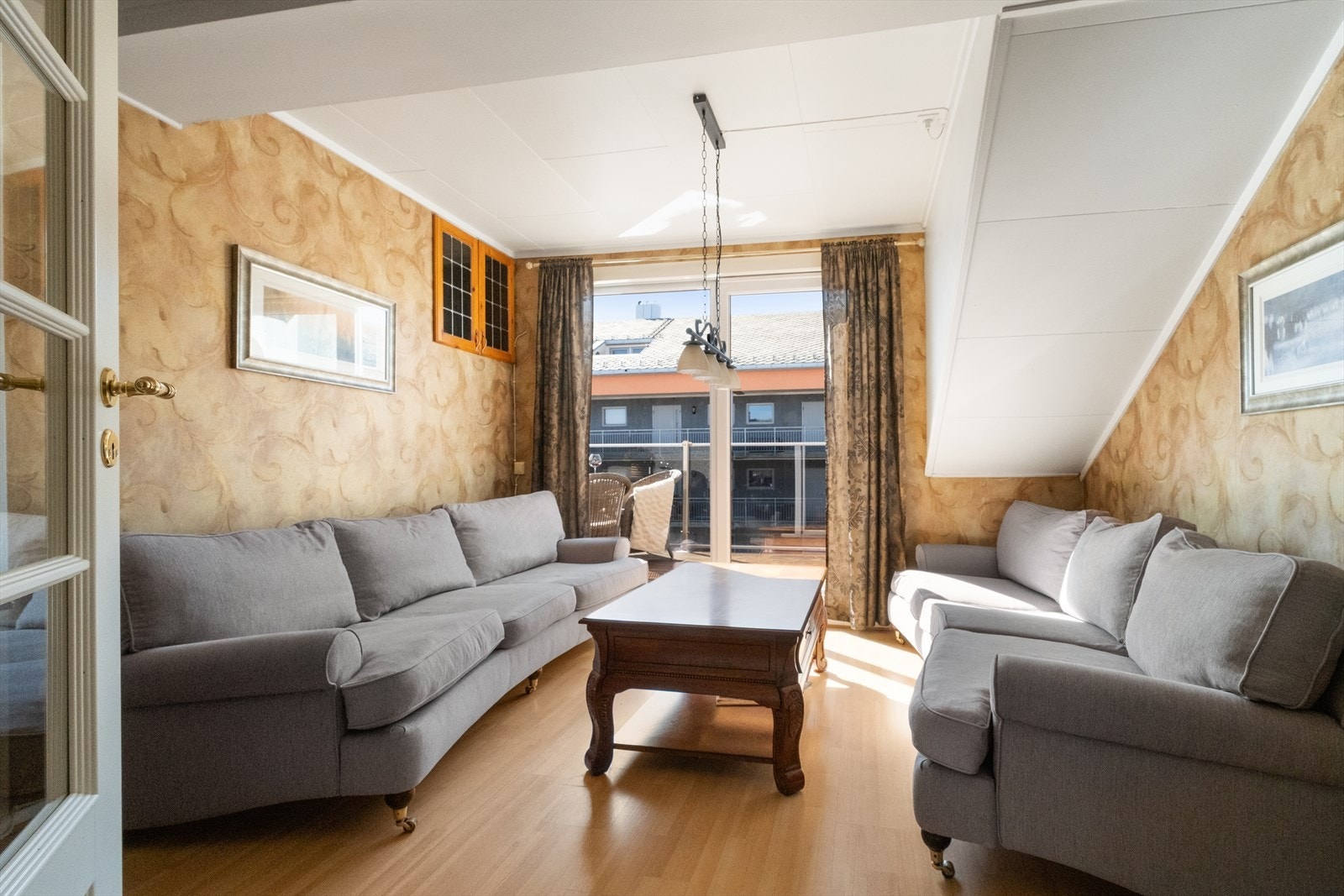 Denne stuen ( opprinnelig soverom) har utgang til den ene takterrassen. Galleribilde