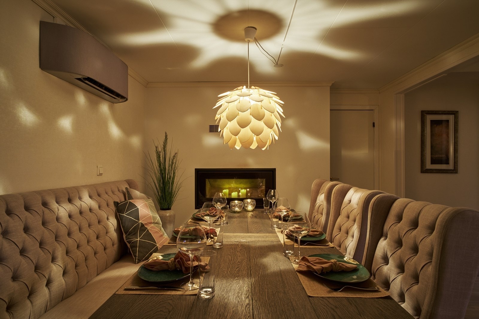 Varmepumpe er montert på veggen for effektiv og økonomisk oppvarming. Galleribilde