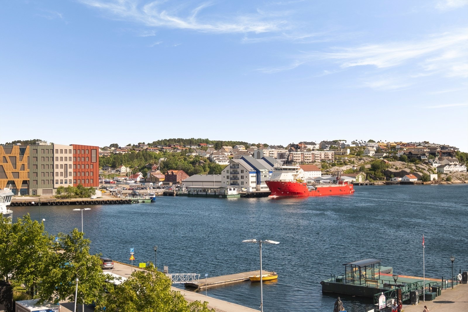 Her kan man nyte morgenkaffen og se på båttrafikken inn og ut av havnebassenget. Galleribilde
