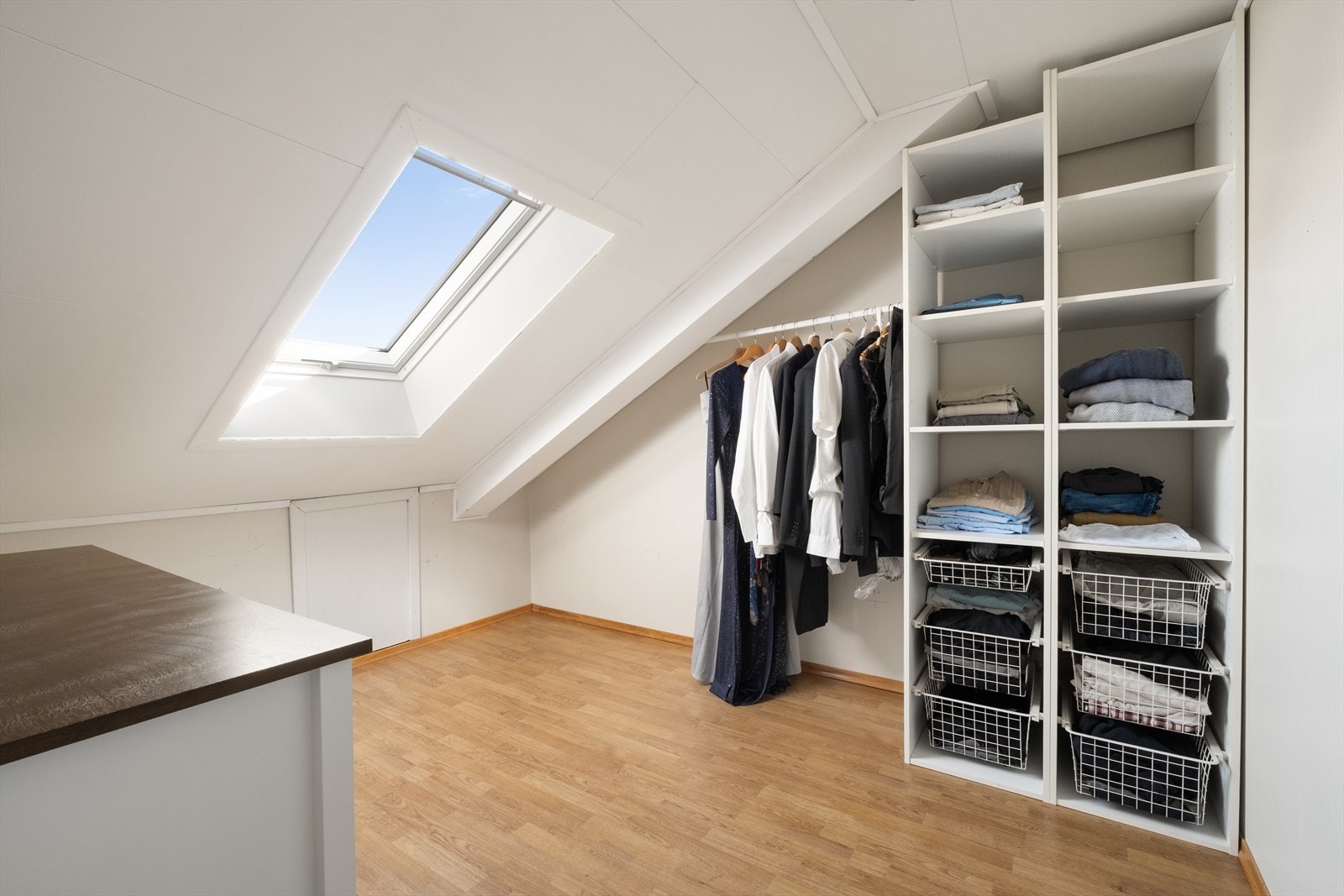 Walk-in closet med rikelig med lagringsplass Galleribilde