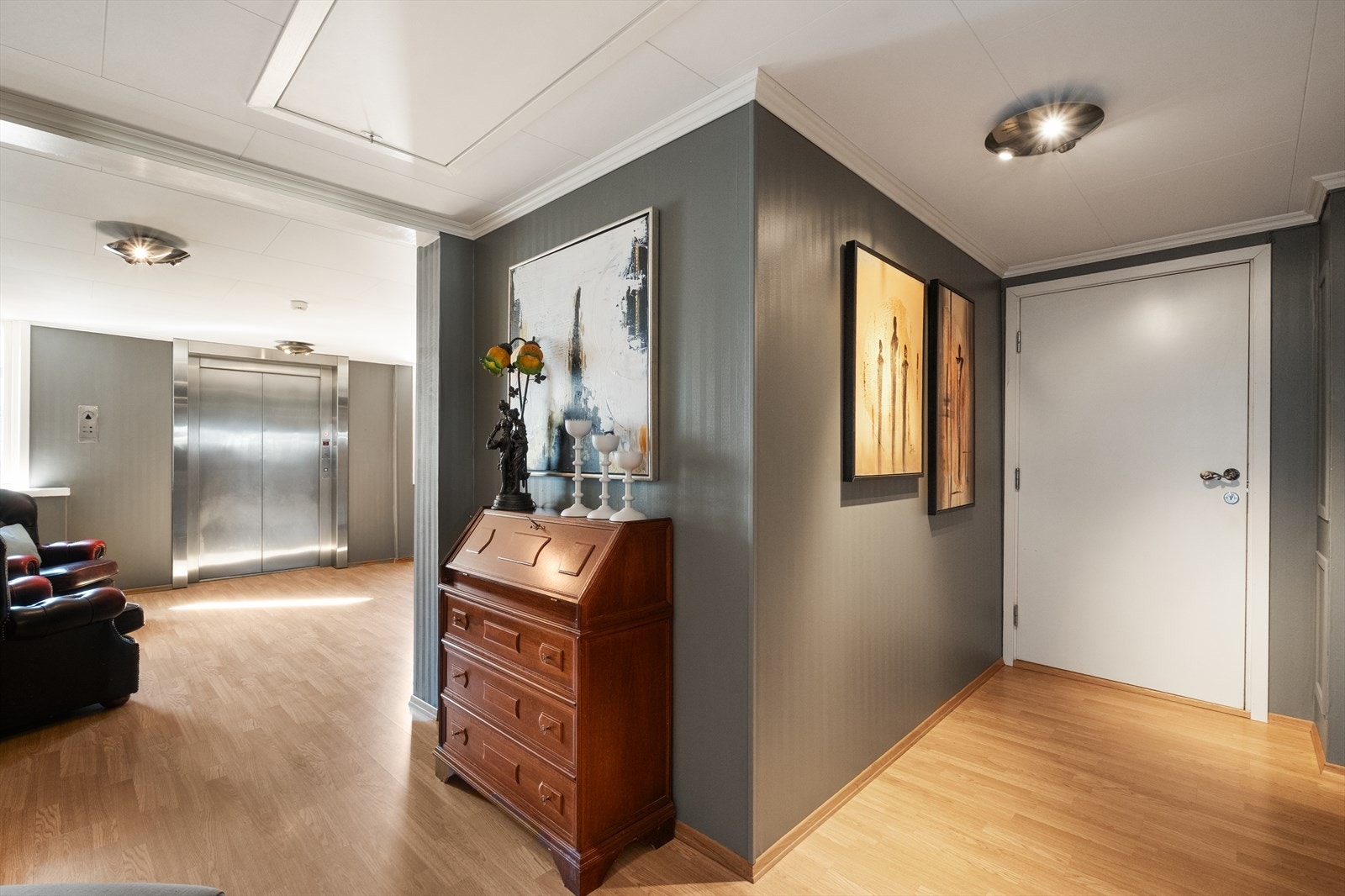 Entrè/ gang med både inngang fra trapp og tilgang fra heis Galleribilde