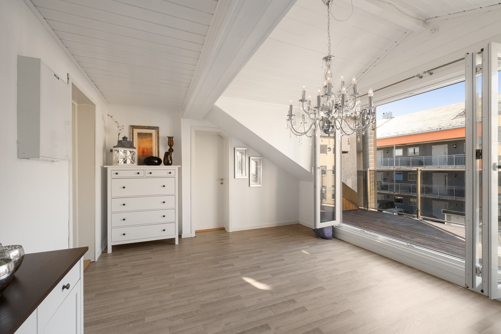 Når skyvedørene til terrassen er helt åpne, får man nesten uteplassen inn i leiligheten Galleribilde