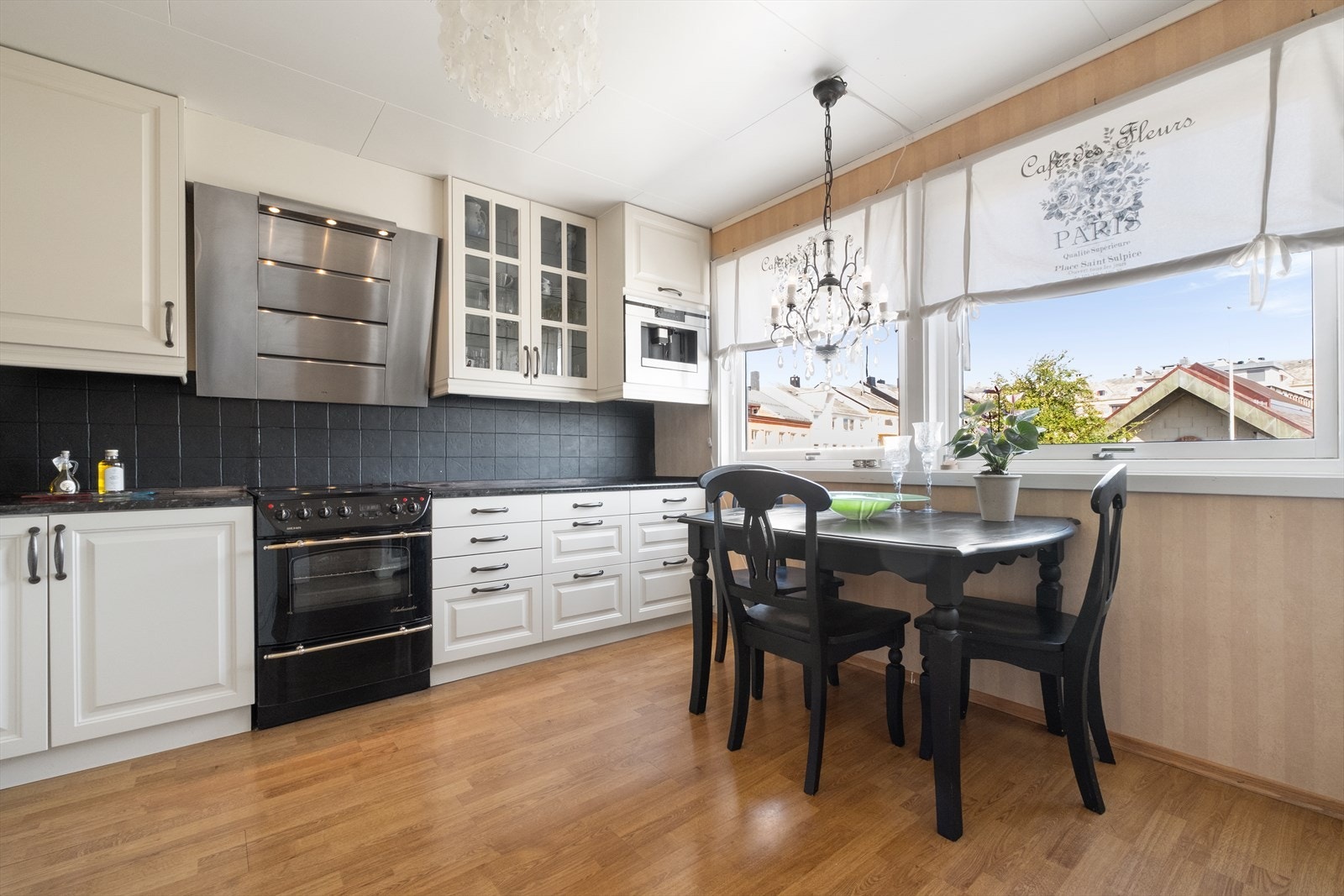 Man har plass til spisebord på kjøkkenet for de små, intime måltidene. Galleribilde