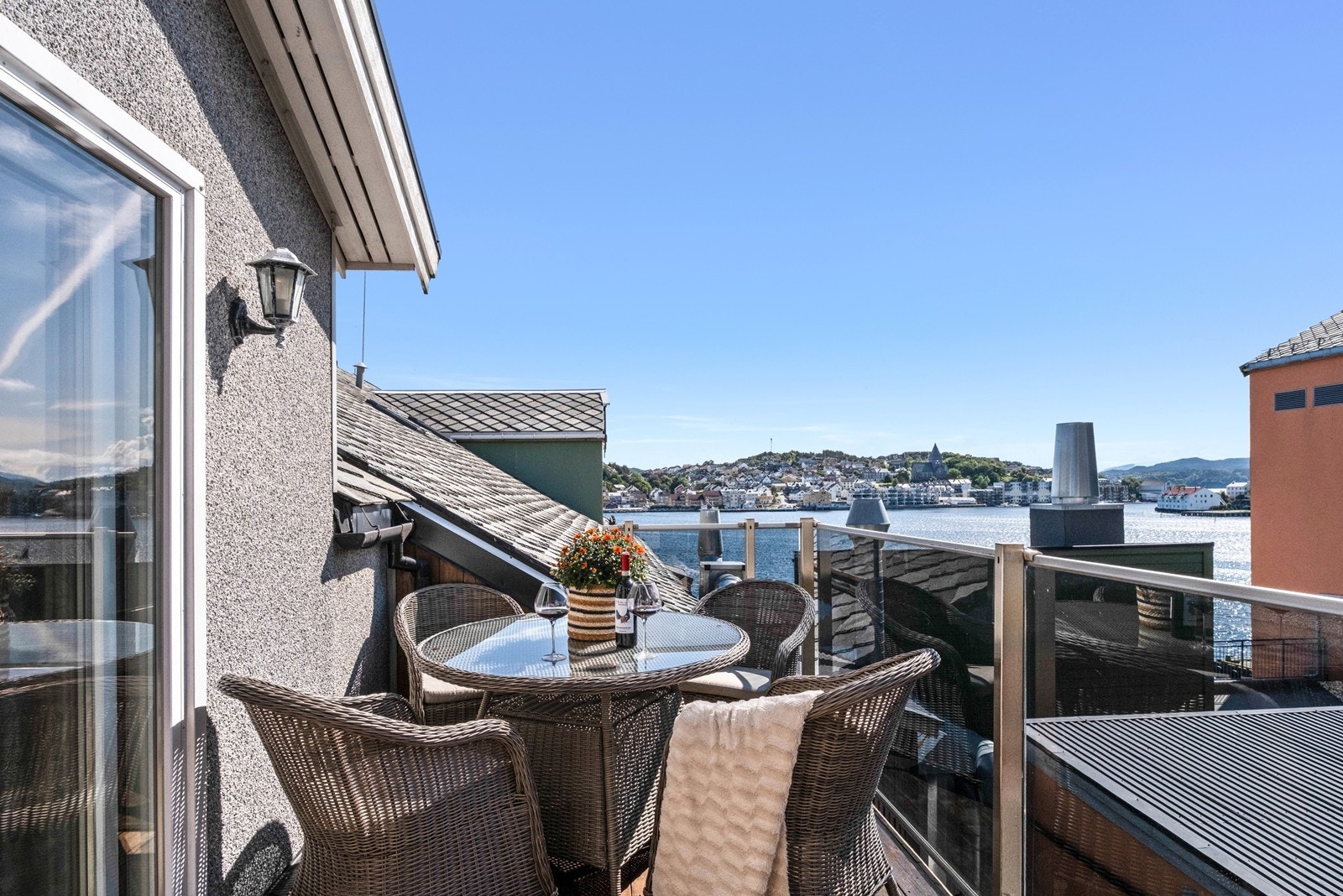 Her ser man mot Nordlandet, Innlandet og havnebassenget. Galleribilde