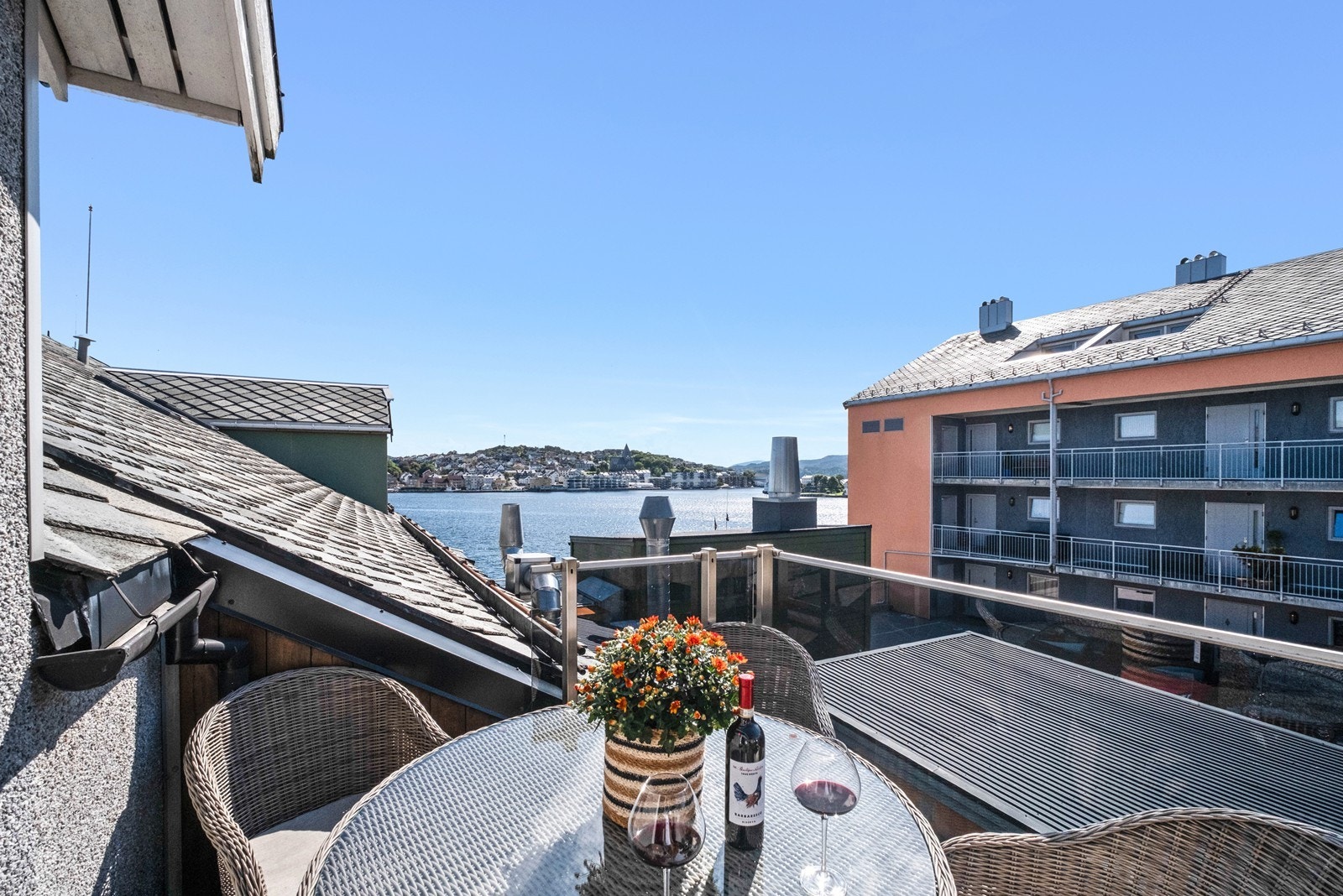 Her kan man nyte ettermiddagssolen og se på byens båttrafikk. Galleribilde