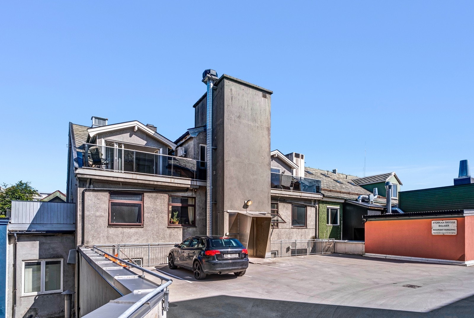 Fasade vest, hvor man kan se de to takterrassene. Galleribilde