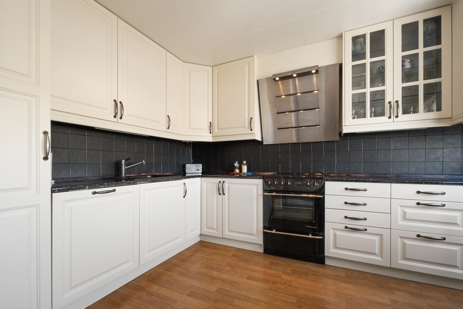 Innholdsrikt kjøkken med rikelig med skapplass og integrert oppvaskmaskin Galleribilde