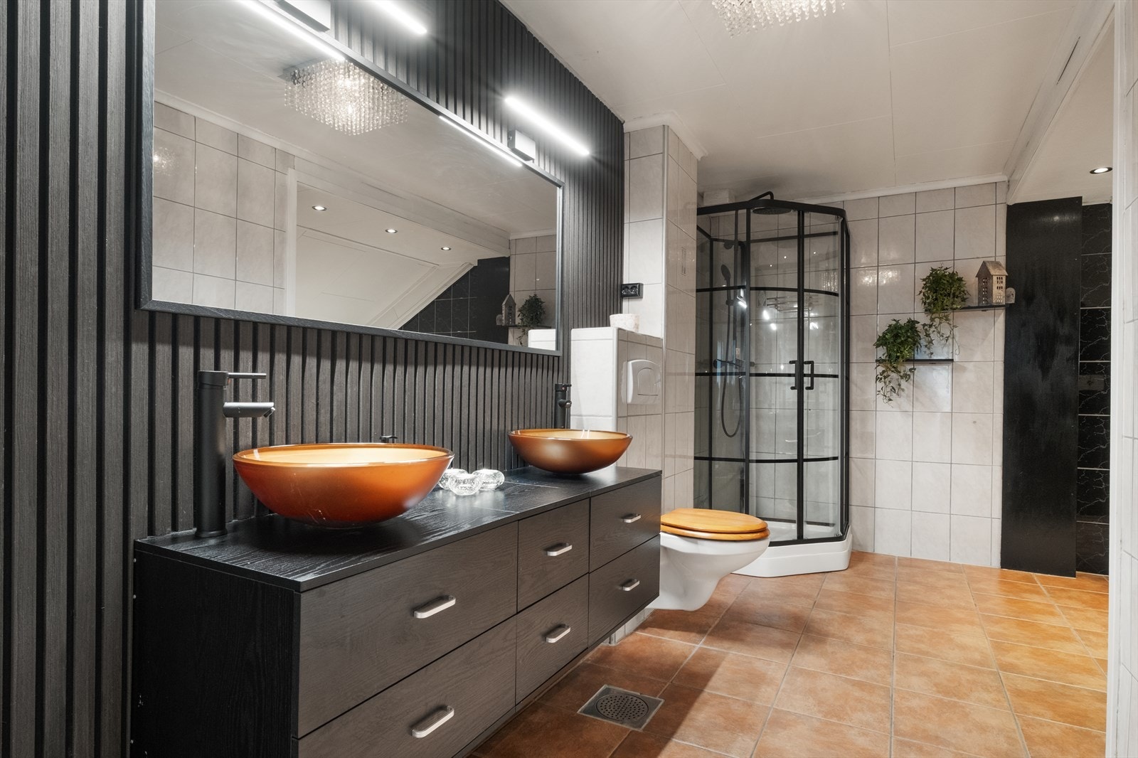 Badet er utstyrt med vegghengt wc og baderomsinnredning med doble vaskeservanter Galleribilde