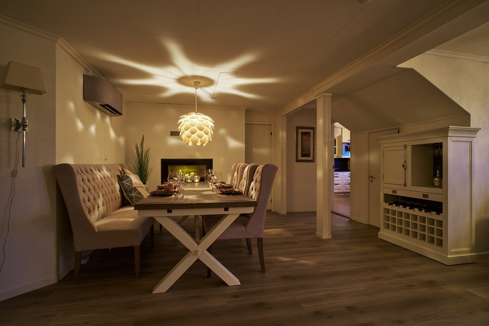 Peisovnen er integrert i veggen, og her kan man virkelig nyte stemningen rundt spisebordet. Galleribilde