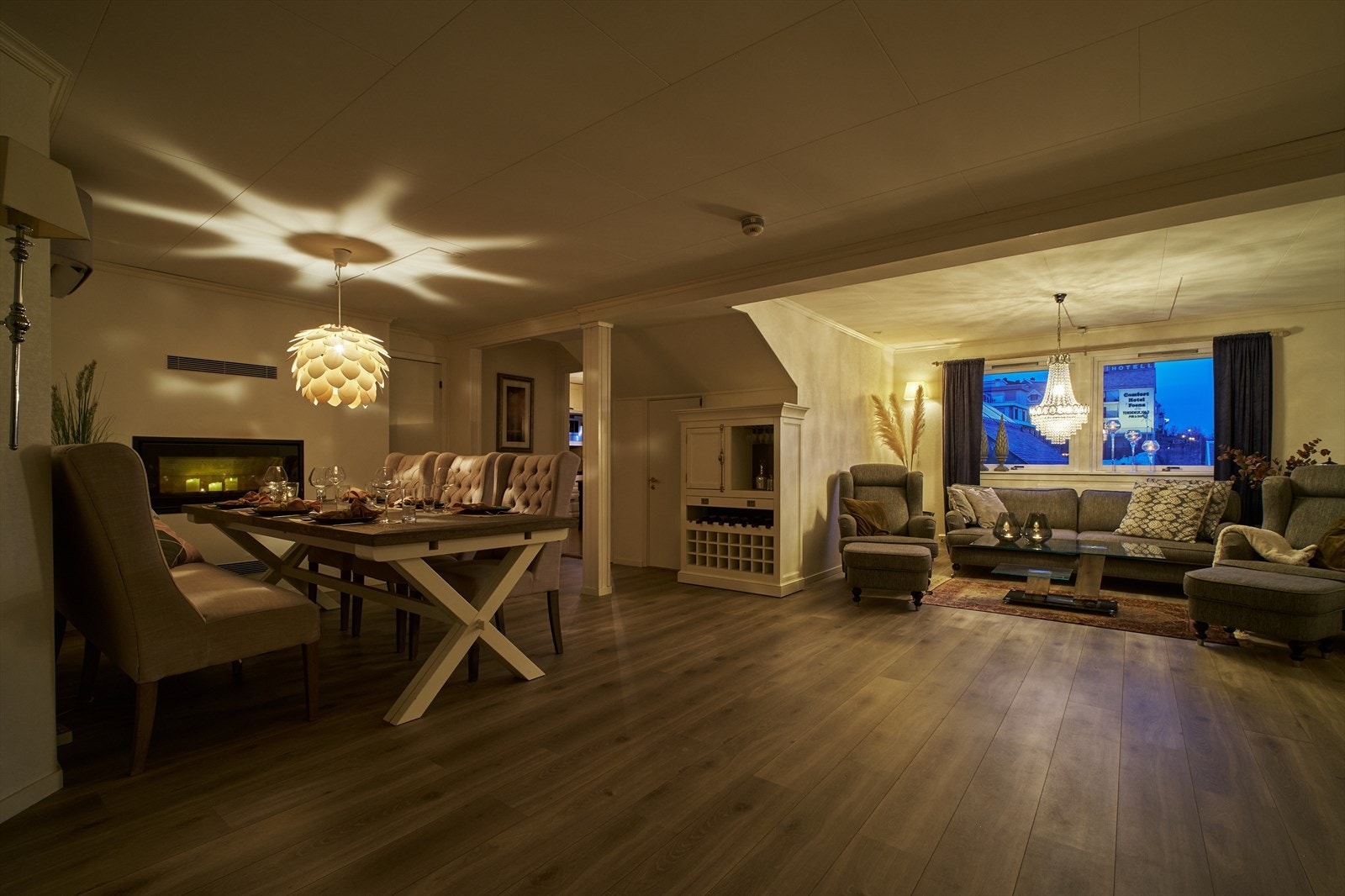 Leiligheten er åpen og romslig, med mulighet for flere møbleringer og sittegrupper. Galleribilde