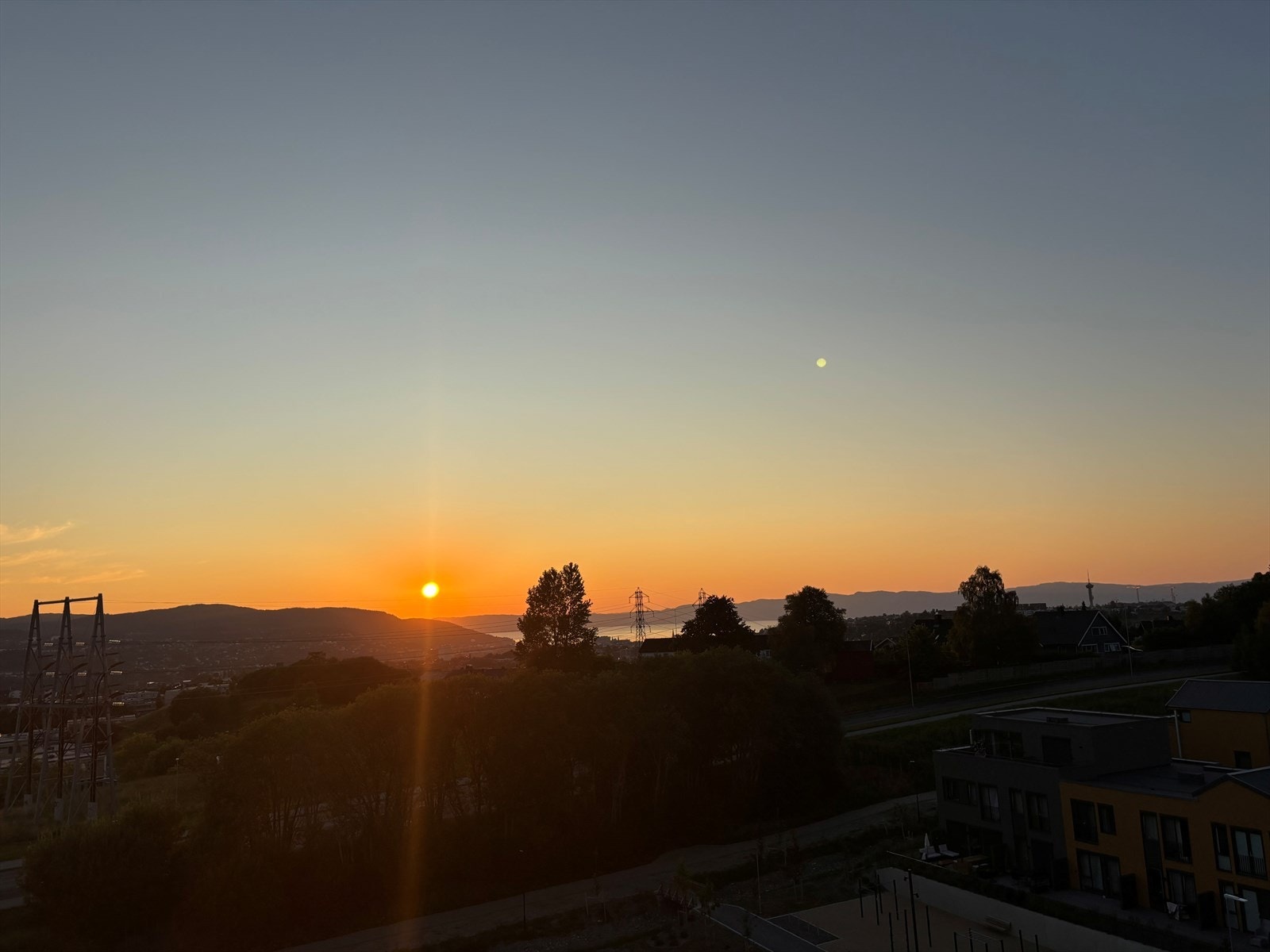 Bilde av solnedgangen fra balkongen - bilde tatt av selger. Galleribilde