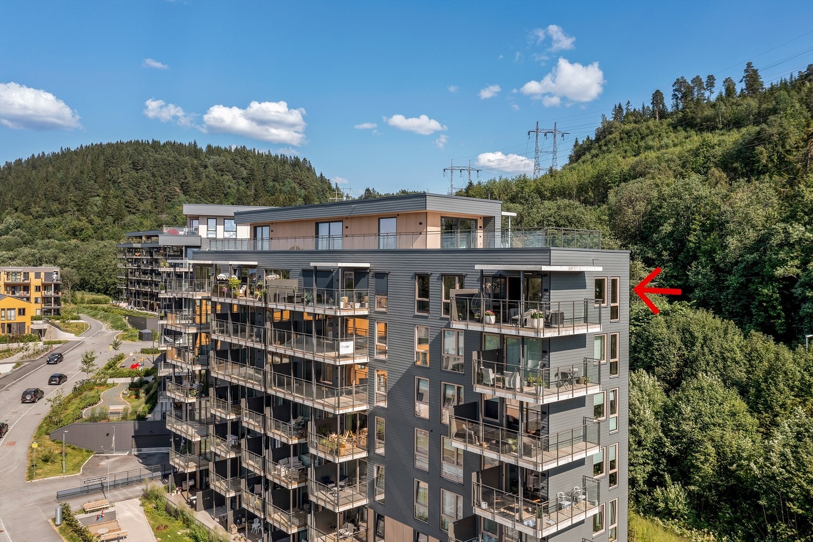 Leiligheten i 7. etasje har en utmerket hjørnebeliggenhet med store vindusflater i 3 himmelretninger, åpent utsyn og ingen boligblokk foran seg. Galleribilde