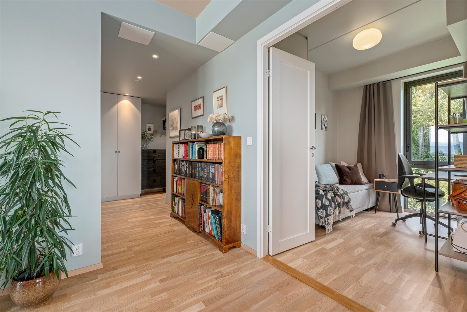 Flere av leilighetens rom varmes opp gjennom fjernvarme. Dette skaper både rimelige og forutsigbare bokostnader til alle årstider. Videre har hjemmet moderne standard med balansert ventilasjon. Galleribilde