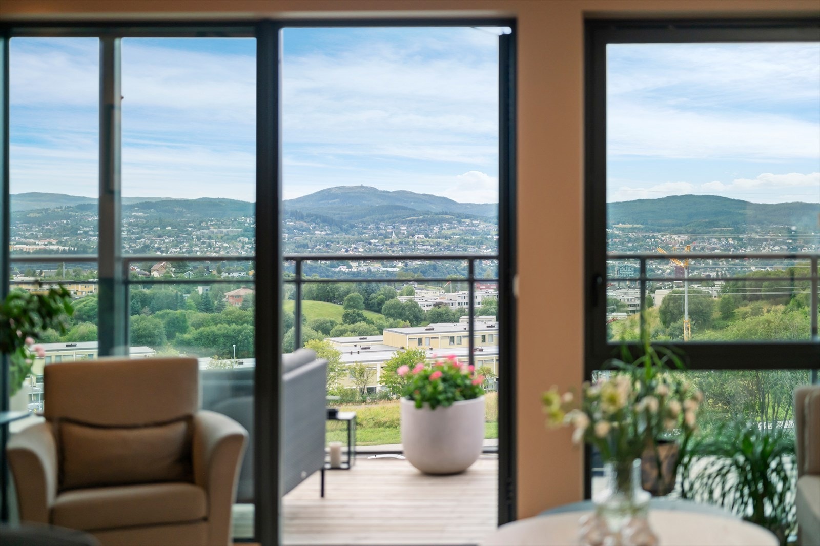 Fra stuen er det direkte utgang til egen sørvestvendt hjørnebalkong på hele 14 m². Her har man gode solforhold fra formiddagen til kveld ifølge selger. Galleribilde