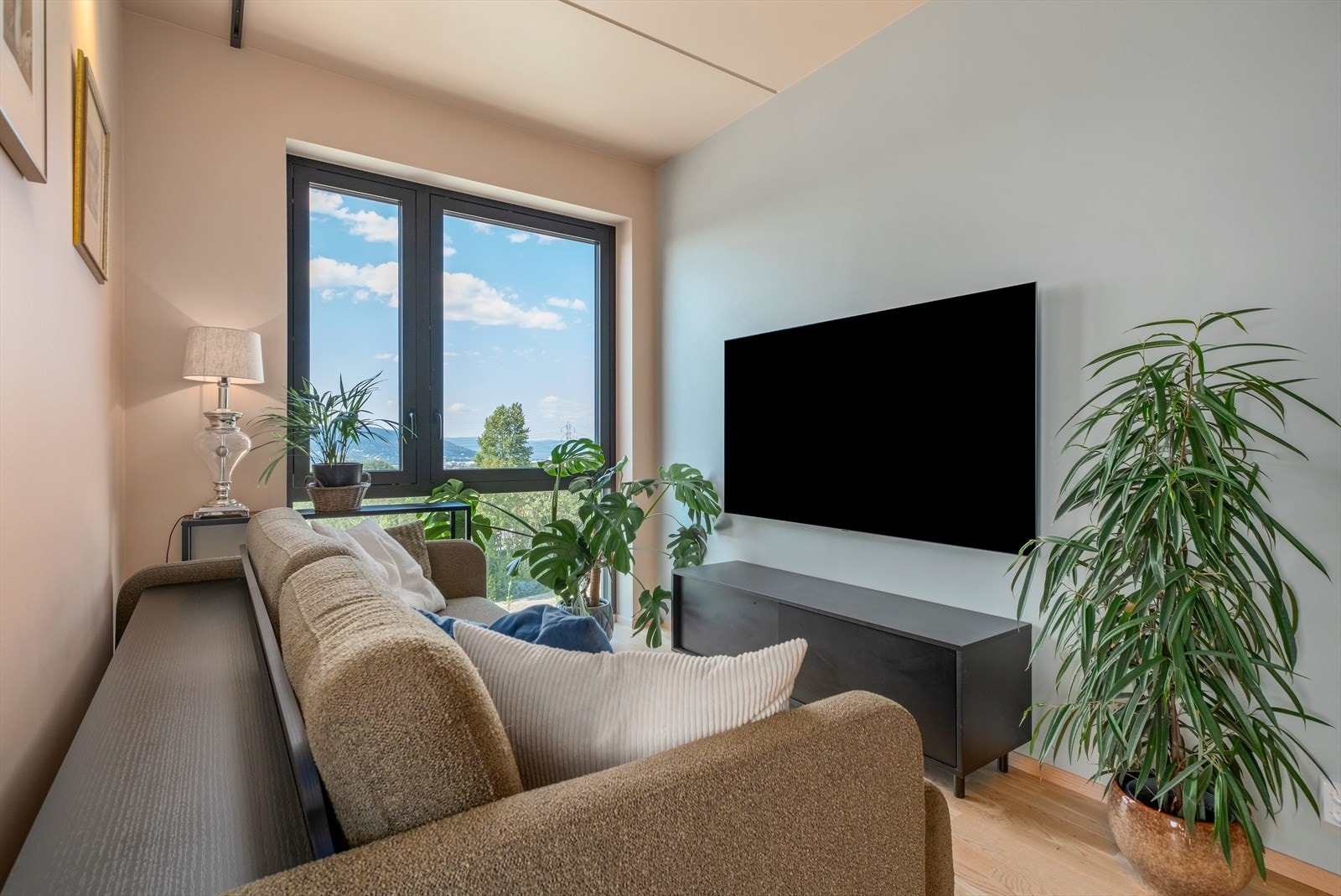 For ytterligere oppbevaring disponerer eier egen bod i kjeller på 5 m². Boden har godt med lagringsplass til blant annet ski, fryser og annet utstyr. Det finnes og felles sykkelbod med lademuligheter. Galleribilde