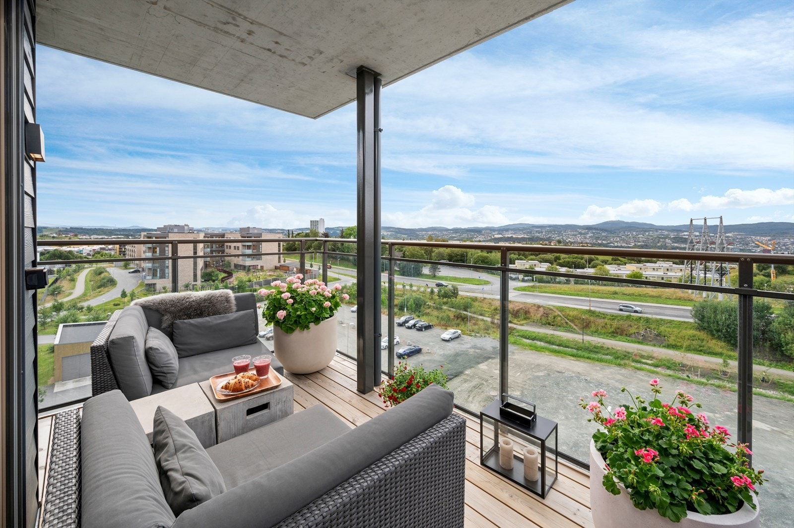 Nærmeste bussholdeplass er Blakli som ligger ca. 3 minutter gange fra leiligheten. Her kommer blant annet linje 11, 43 og 115. Bussholdeplassen Vestlia ligger kun 7 minutters gange unna, med linje 22 direkte til sentrum. Galleribilde