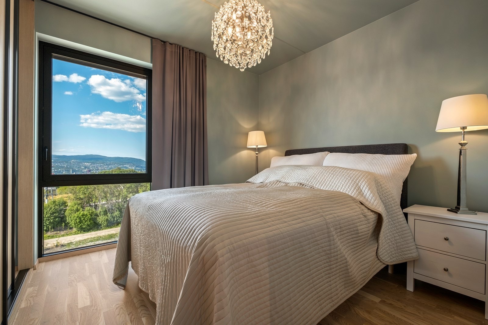 Leiligheten har to delikate soverom på hhv. 10 og 7 m². Hovedsoverommet har store vindusflater ned til gulvet, god ventilasjon, utvendige screens og skyvedørsgarderobe. Galleribilde