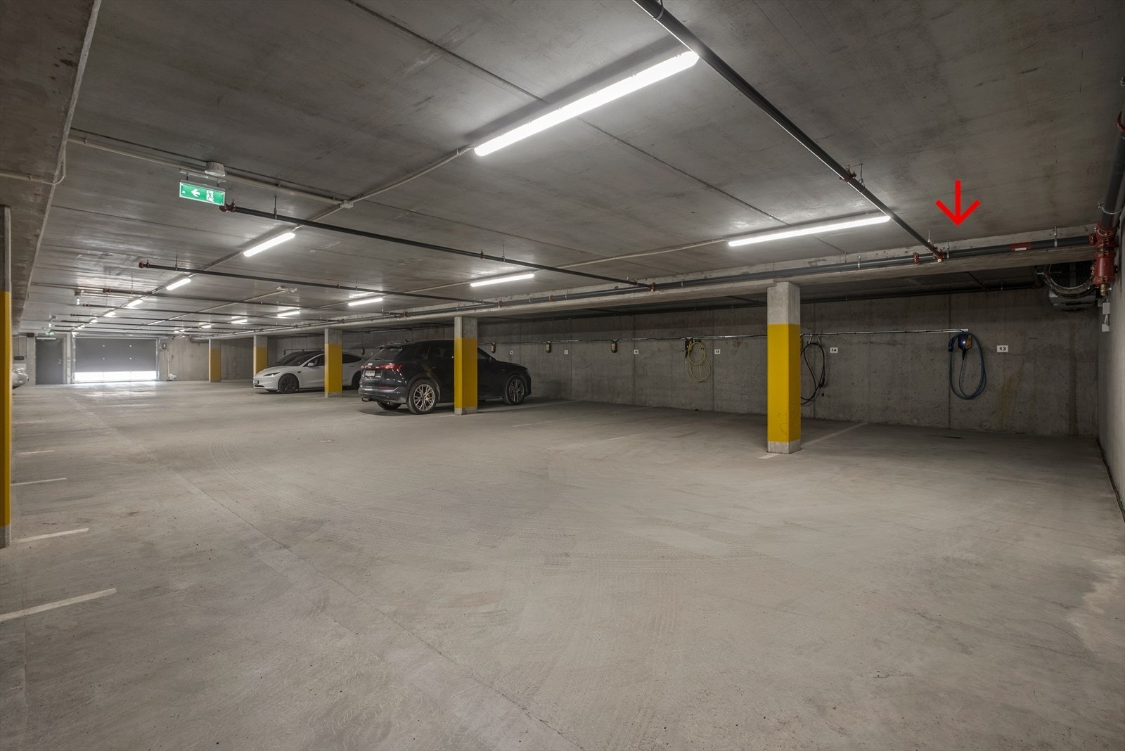 Til leiligheten følger det med 1 fast parkeringsplass i p-kjeller. Parkeringsplassen har ekstra bredde i forhold til det som er standard. Galleribilde