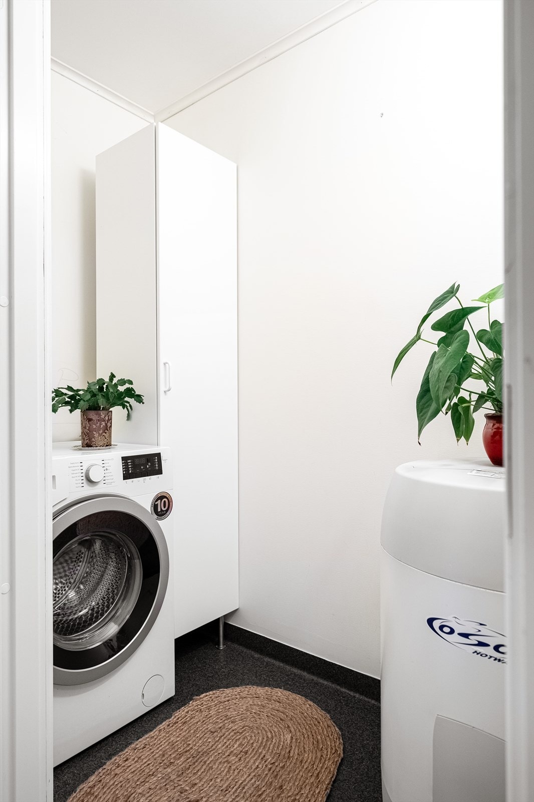 Vaskerom utstyrt med ferdig opplegg for vaskemaskin og varmtvannsbereder. Galleribilde