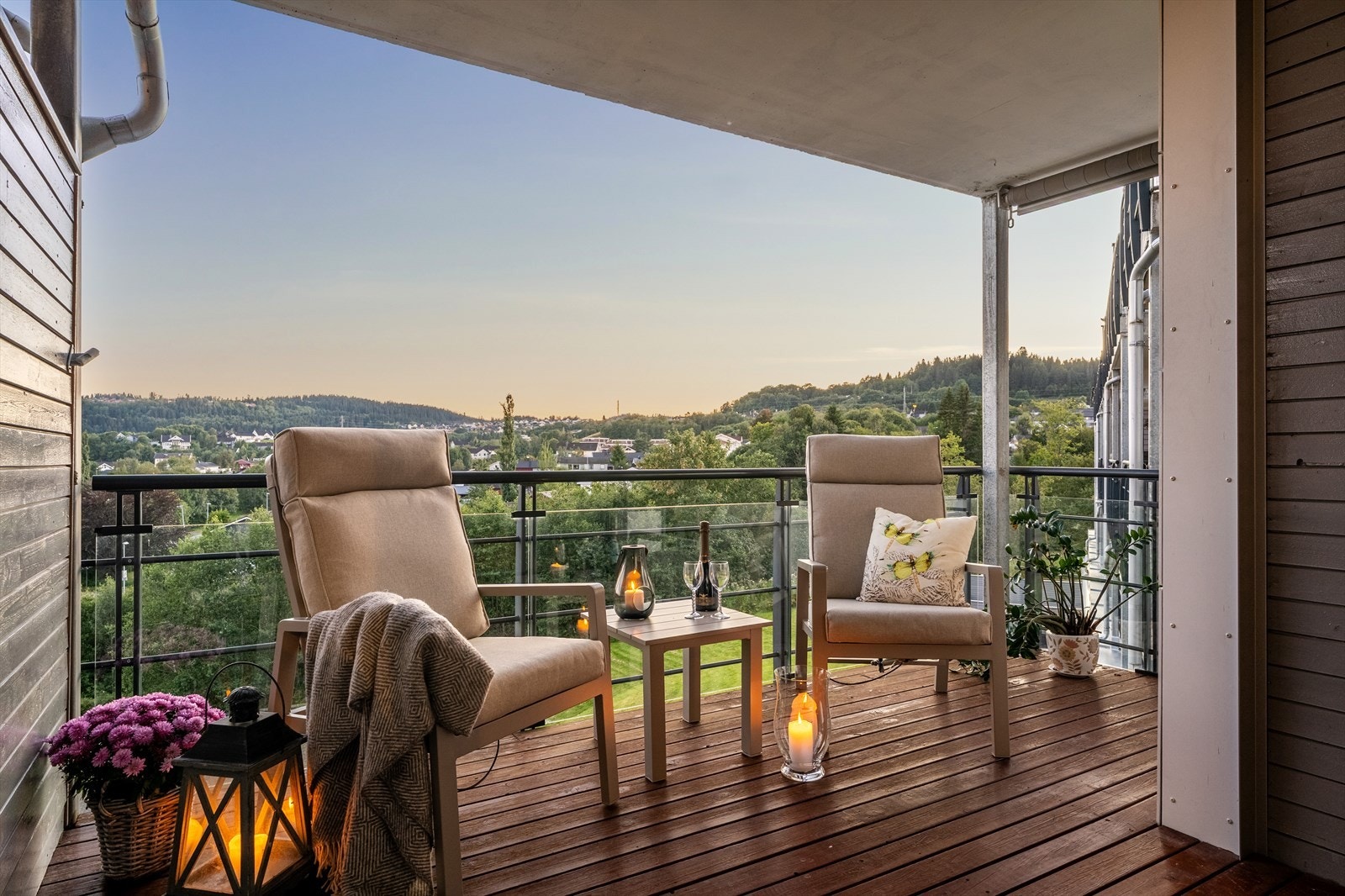 Sameiet har frodige grøntarealer for beboerne i Moksneslia terrasse. Galleribilde