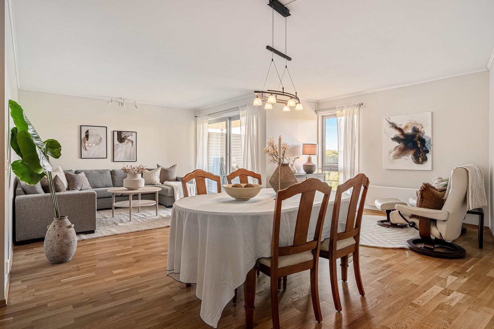 Ta gjerne kontakt med megler på 482 76 979 ved eventuelle spørsmål! Galleribilde