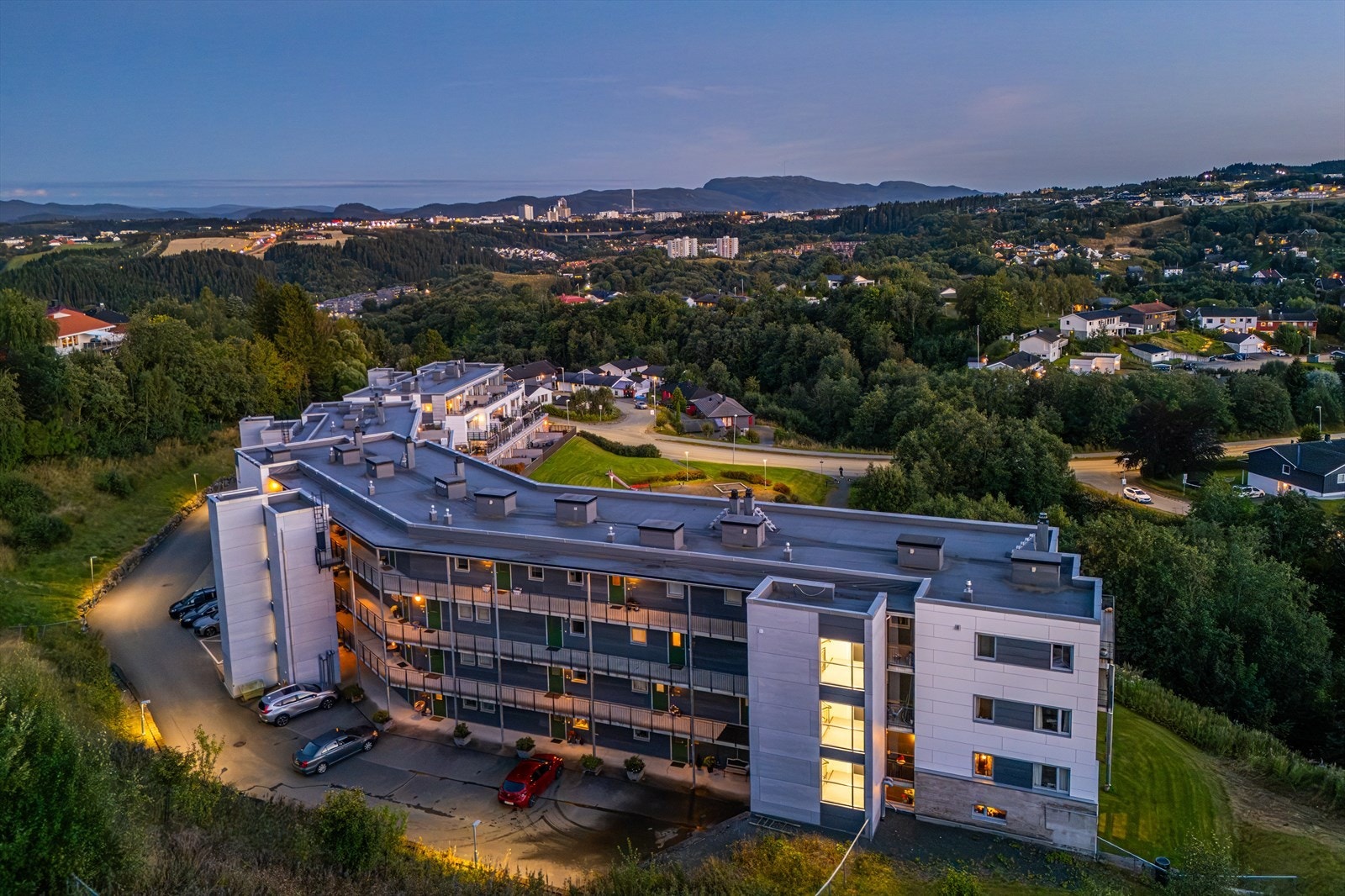 Det er mulig for etablering av elbil-lader ved parkeringsplassen i garasjen. Galleribilde