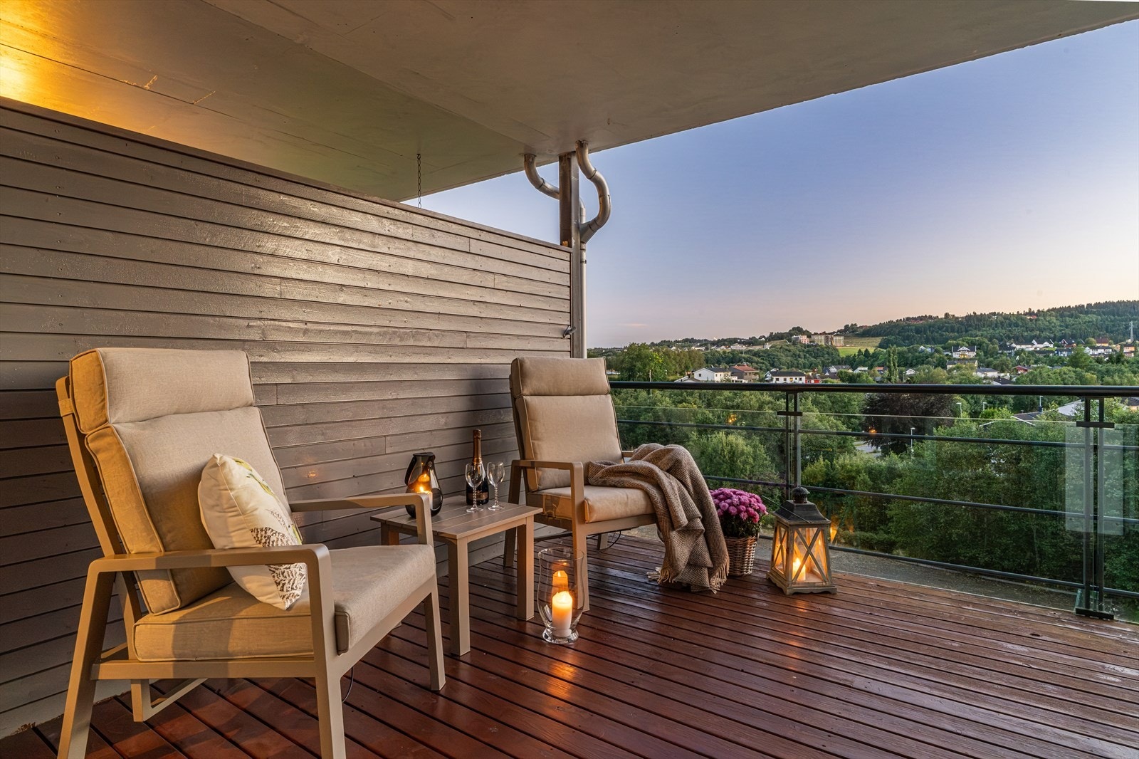 Balkongen byr på god plass til sittegruppe med tilhørende utemøblement. Galleribilde